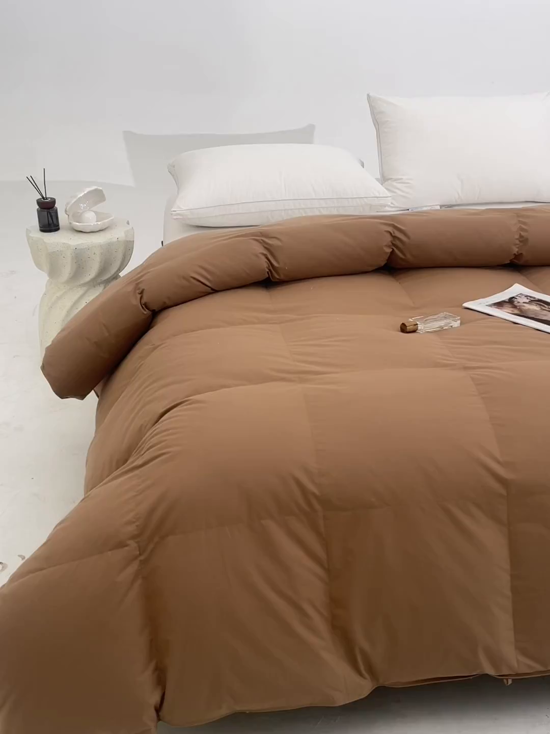 91家纺网 家纺一手货源 找家纺 明羽羽绒 2025新款全棉防羽布平面款羽绒被可定制鹅绒被鸭绒被被子被芯 平面款-深咖