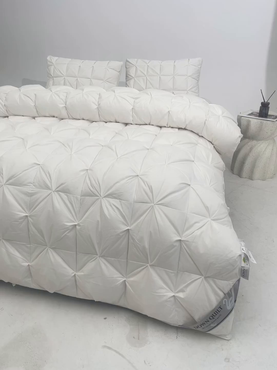 91家纺网 家纺一手货源 找家纺 明羽羽绒 2025新款全棉防羽布纽花款羽绒被可定制鹅绒被鸭绒被被子被芯 纽花款-纯白