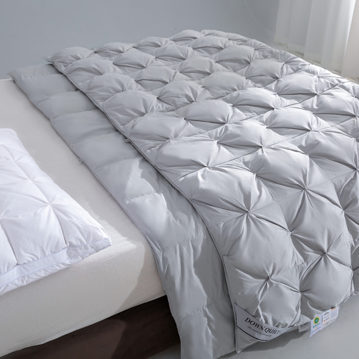 91家纺网 家纺一手货源 找家纺 明羽羽绒 2025新款全棉防羽布纽花款羽绒被可定制鹅绒被鸭绒被被子被芯 纽花款-浅灰