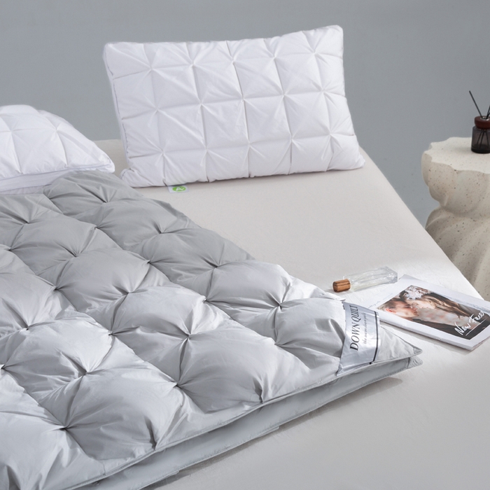 91家纺网 家纺一手货源 找家纺 明羽羽绒 2025新款全棉防羽布纽花款羽绒被可定制鹅绒被鸭绒被被子被芯 纽花款-浅灰