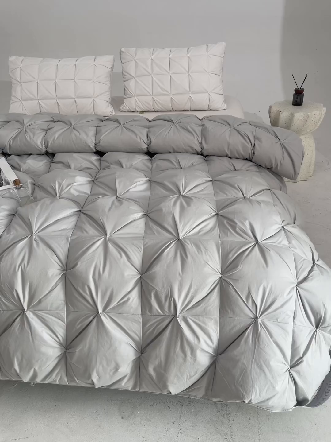 91家纺网 家纺一手货源 找家纺 明羽羽绒 2025新款全棉防羽布纽花款羽绒被可定制鹅绒被鸭绒被被子被芯 纽花款-浅灰