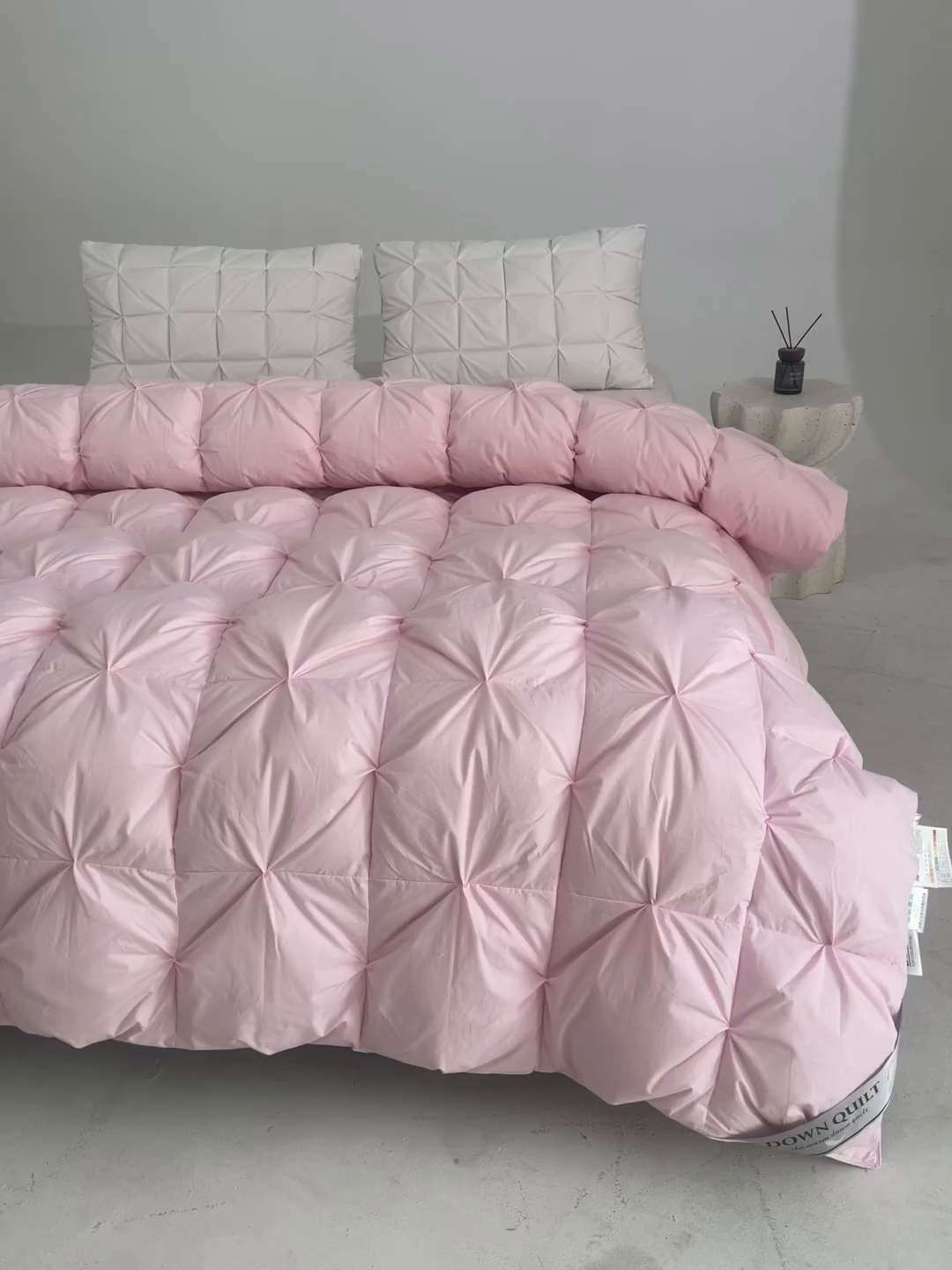 91家纺网 家纺一手货源 找家纺 明羽羽绒 2025新款全棉防羽布纽花款羽绒被可定制鹅绒被鸭绒被被子被芯 纽花款-少女粉