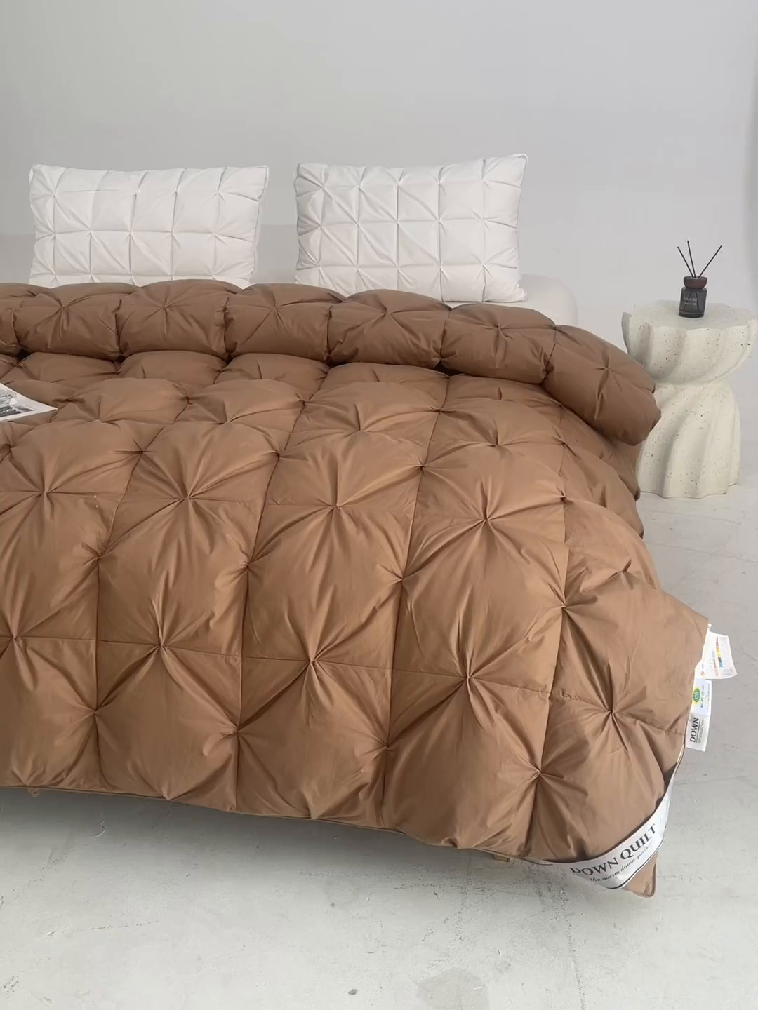 91家纺网 家纺一手货源 找家纺 明羽羽绒 2025新款全棉防羽布纽花款羽绒被可定制鹅绒被鸭绒被被子被芯 纽花款-深咖