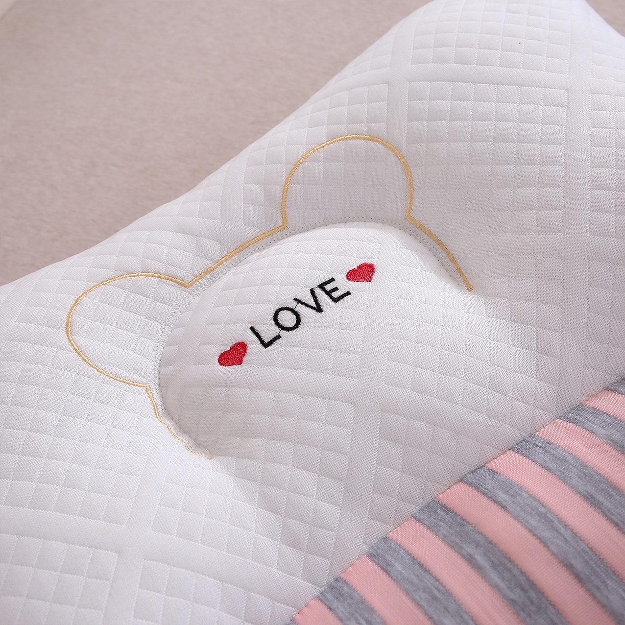 91家纺网 家纺一手货源 找家纺 梦叶草 2025新款SPA护颈椎枕助睡眠情侣反牵引侧睡枕头枕芯 情侣LOVE护颈枕-粉色