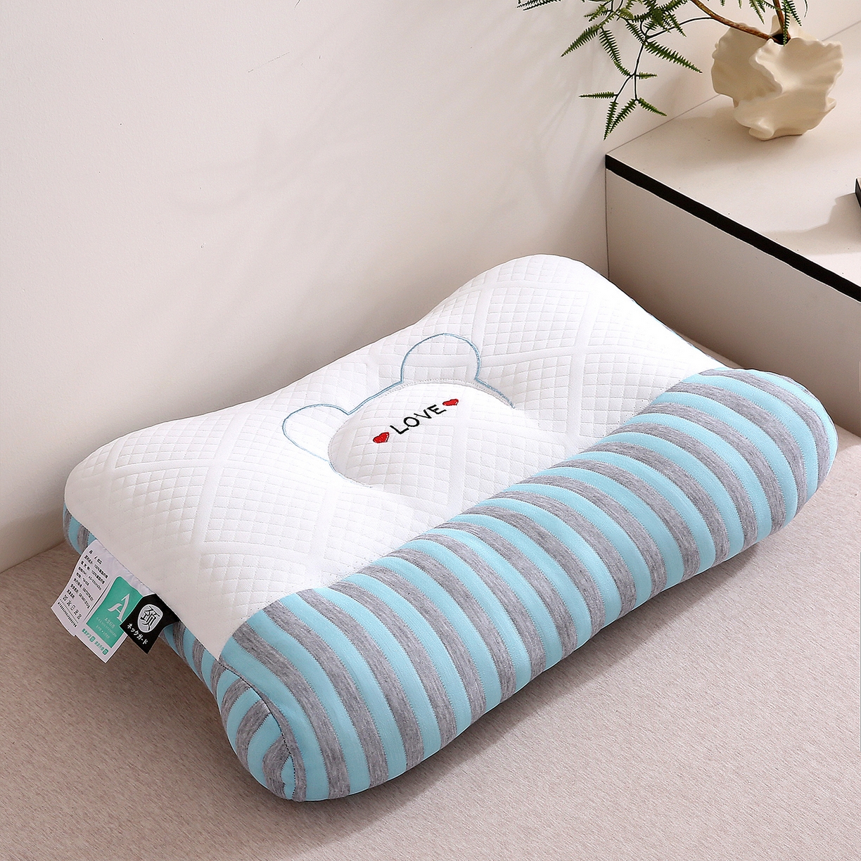 91家纺网 家纺一手货源 找家纺 梦叶草 2025新款SPA护颈椎枕助睡眠情侣反牵引侧睡枕头枕芯 情侣LOVE护颈枕-蓝色