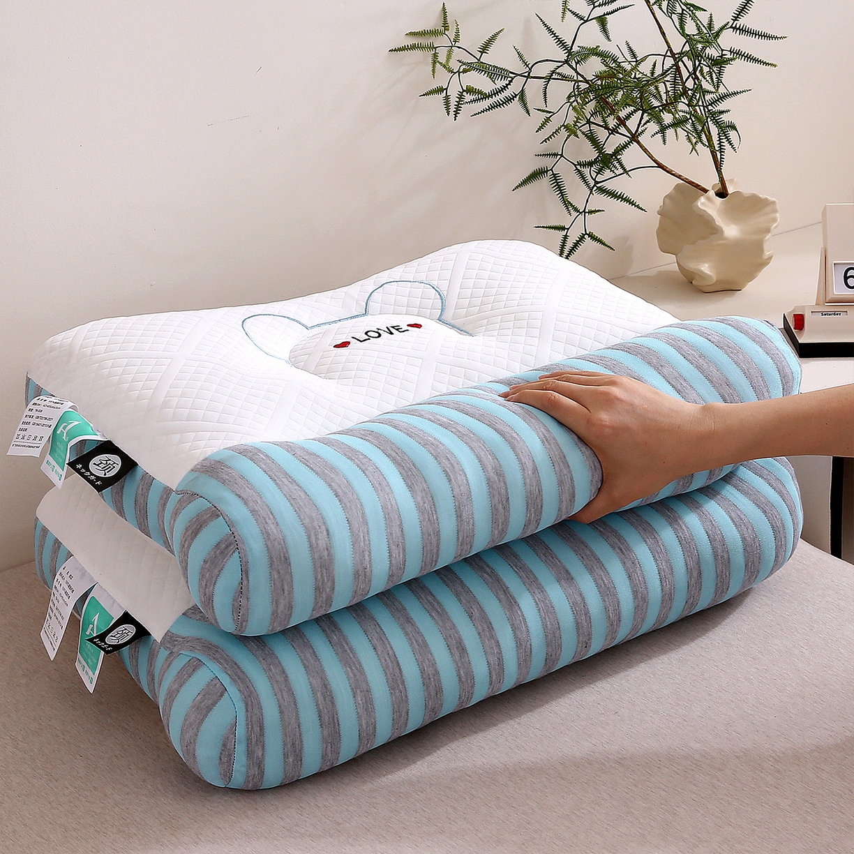 91家纺网 家纺一手货源 找家纺 梦叶草 2025新款SPA护颈椎枕助睡眠情侣反牵引侧睡枕头枕芯 情侣LOVE护颈枕-蓝色