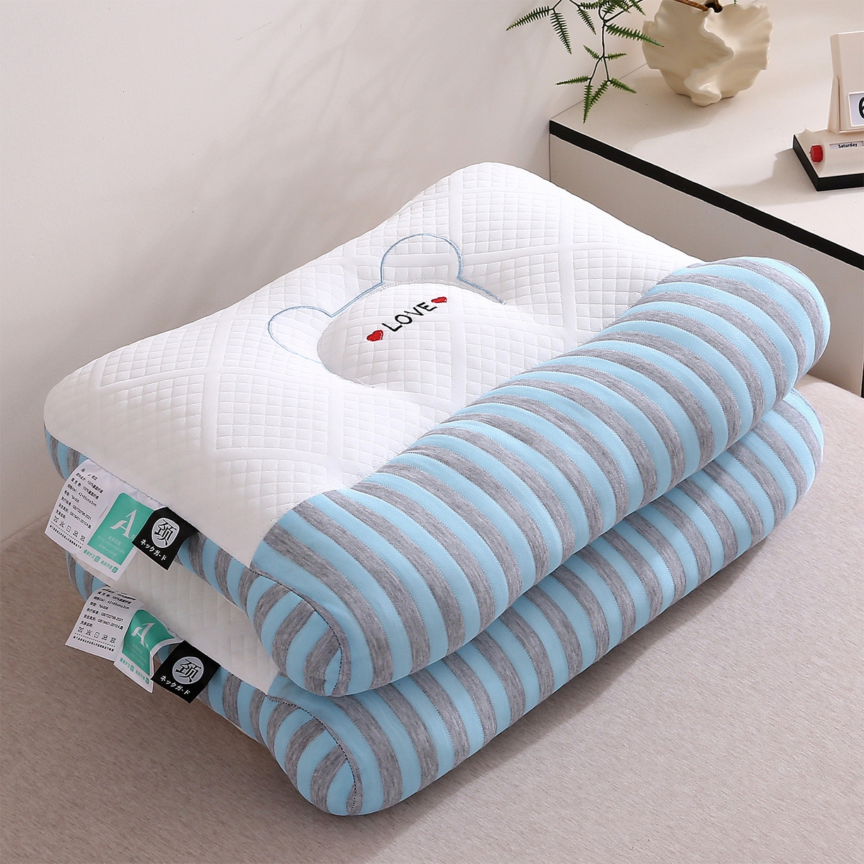 91家纺网 家纺一手货源 找家纺 梦叶草 2025新款SPA护颈椎枕助睡眠情侣反牵引侧睡枕头枕芯 情侣LOVE护颈枕-蓝色