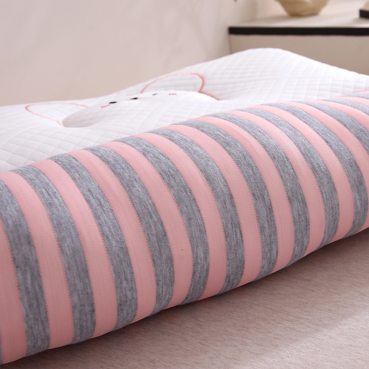 91家纺网 家纺一手货源 找家纺 梦叶草 2025新款SPA护颈椎枕助睡眠情侣反牵引侧睡枕头枕芯 情侣笑脸护颈枕-粉色