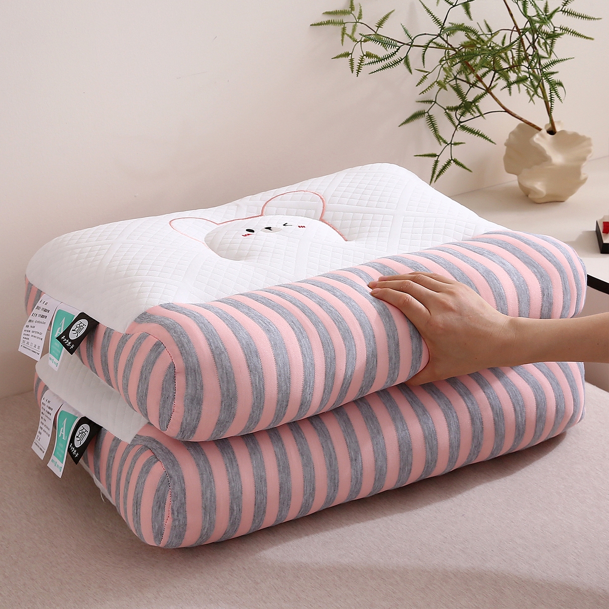 91家纺网 家纺一手货源 找家纺 梦叶草 2025新款SPA护颈椎枕助睡眠情侣反牵引侧睡枕头枕芯 情侣笑脸护颈枕-粉色