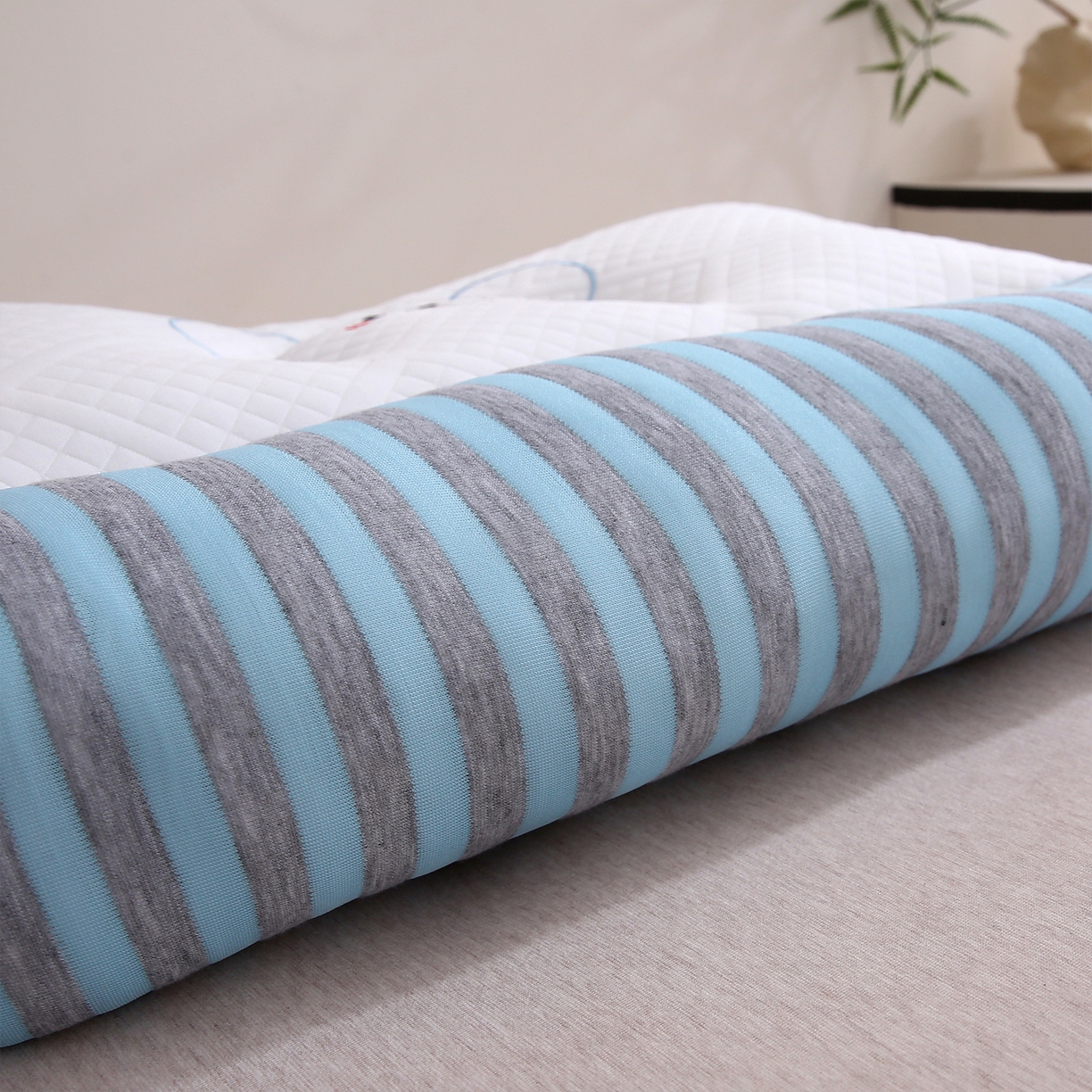 91家纺网 家纺一手货源 找家纺 梦叶草 2025新款SPA护颈椎枕助睡眠情侣反牵引侧睡枕头枕芯 情侣笑脸护颈枕-蓝色