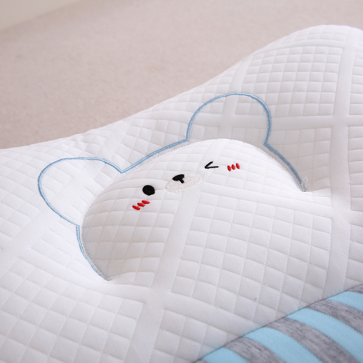 91家纺网 家纺一手货源 找家纺 梦叶草 2025新款SPA护颈椎枕助睡眠情侣反牵引侧睡枕头枕芯 情侣笑脸护颈枕-蓝色