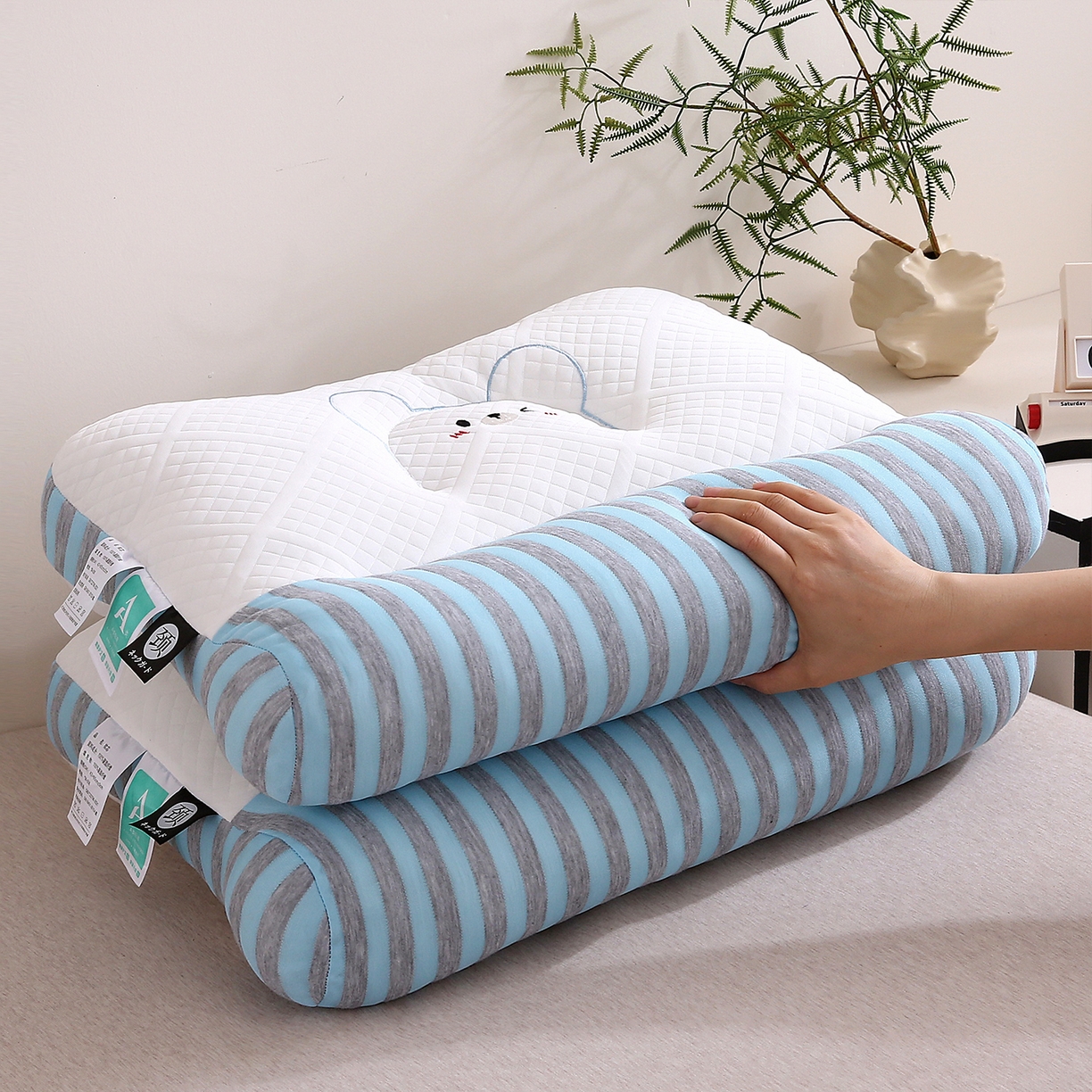 91家纺网 家纺一手货源 找家纺 梦叶草 2025新款SPA护颈椎枕助睡眠情侣反牵引侧睡枕头枕芯 情侣笑脸护颈枕-蓝色