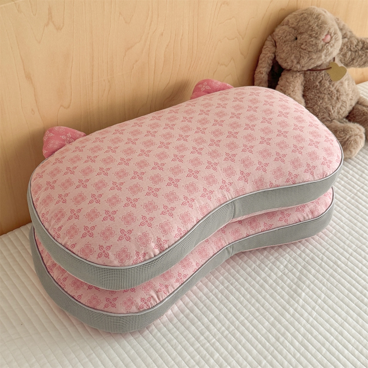 91家纺网 家纺一手货源 找家纺 （总）麦肯锡 2025新款可爱猫耳碎花双层纱荞麦枕枕头枕芯