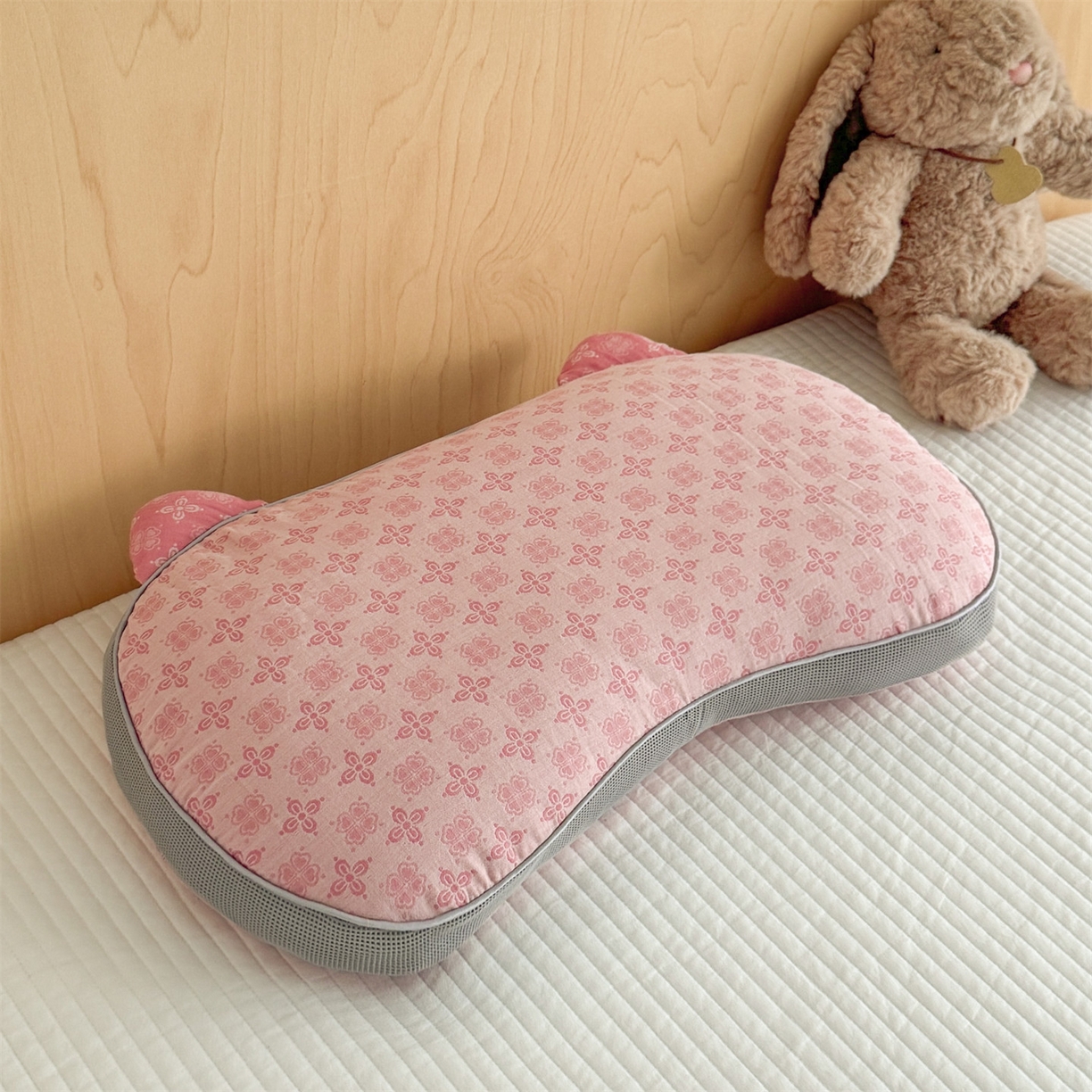 91家纺网 家纺一手货源 找家纺 （总）麦肯锡 2025新款可爱猫耳碎花双层纱荞麦枕枕头枕芯