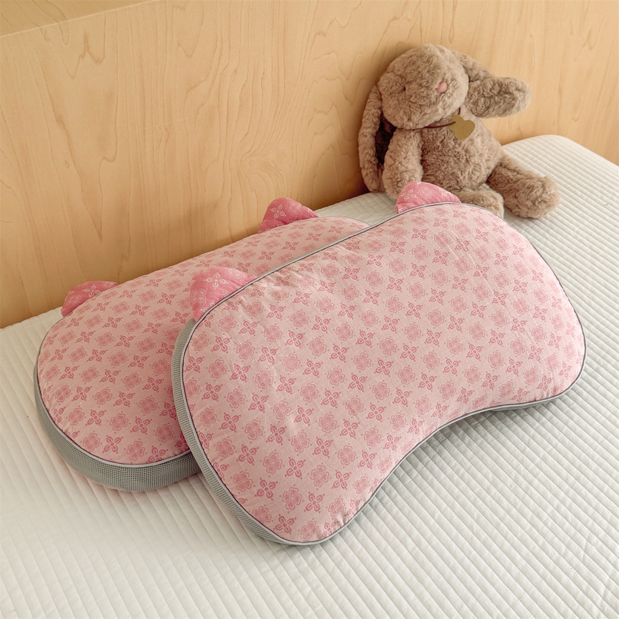 91家纺网 家纺一手货源 找家纺 （总）麦肯锡 2025新款可爱猫耳碎花双层纱荞麦枕枕头枕芯