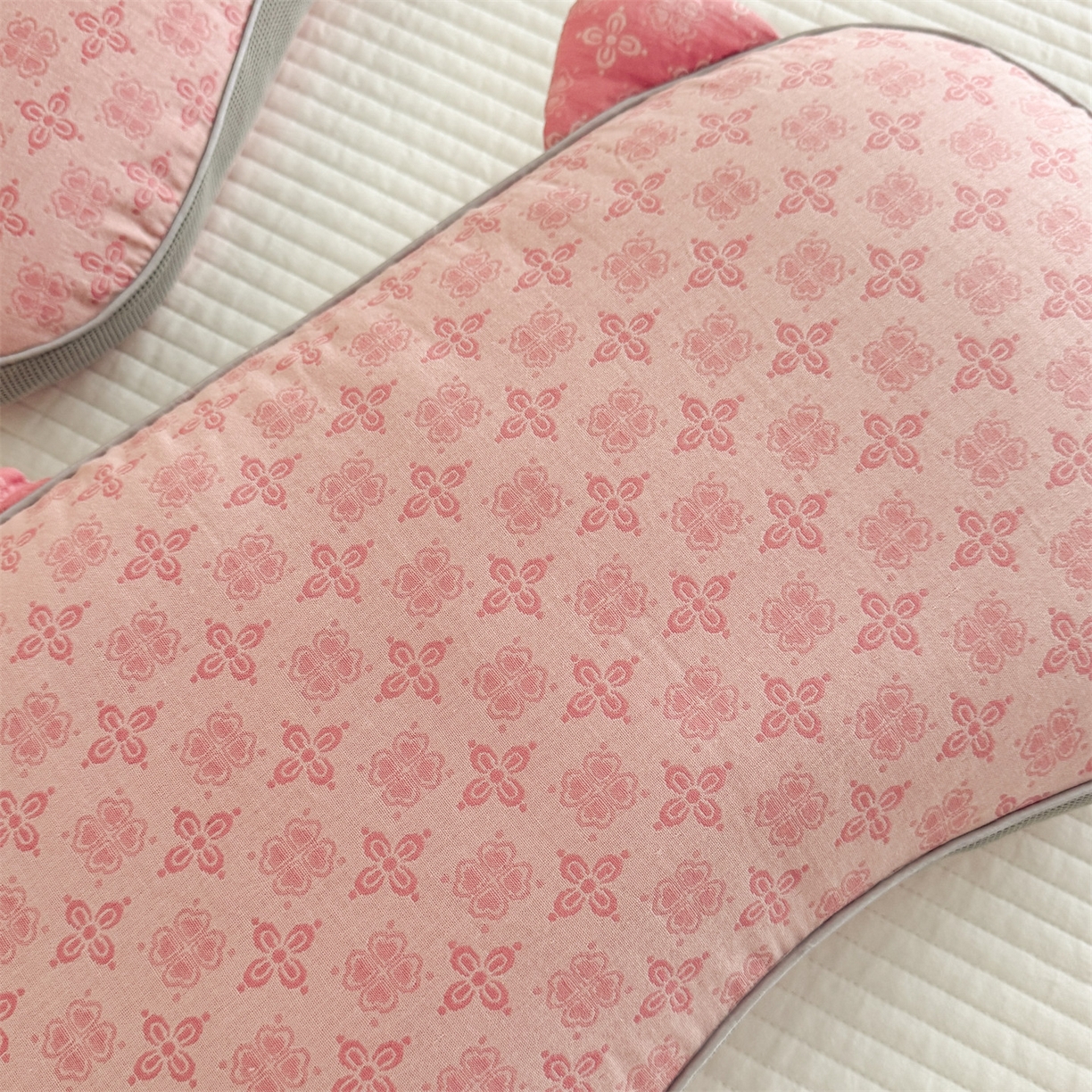 91家纺网 家纺一手货源 找家纺 （总）麦肯锡 2025新款可爱猫耳碎花双层纱荞麦枕枕头枕芯