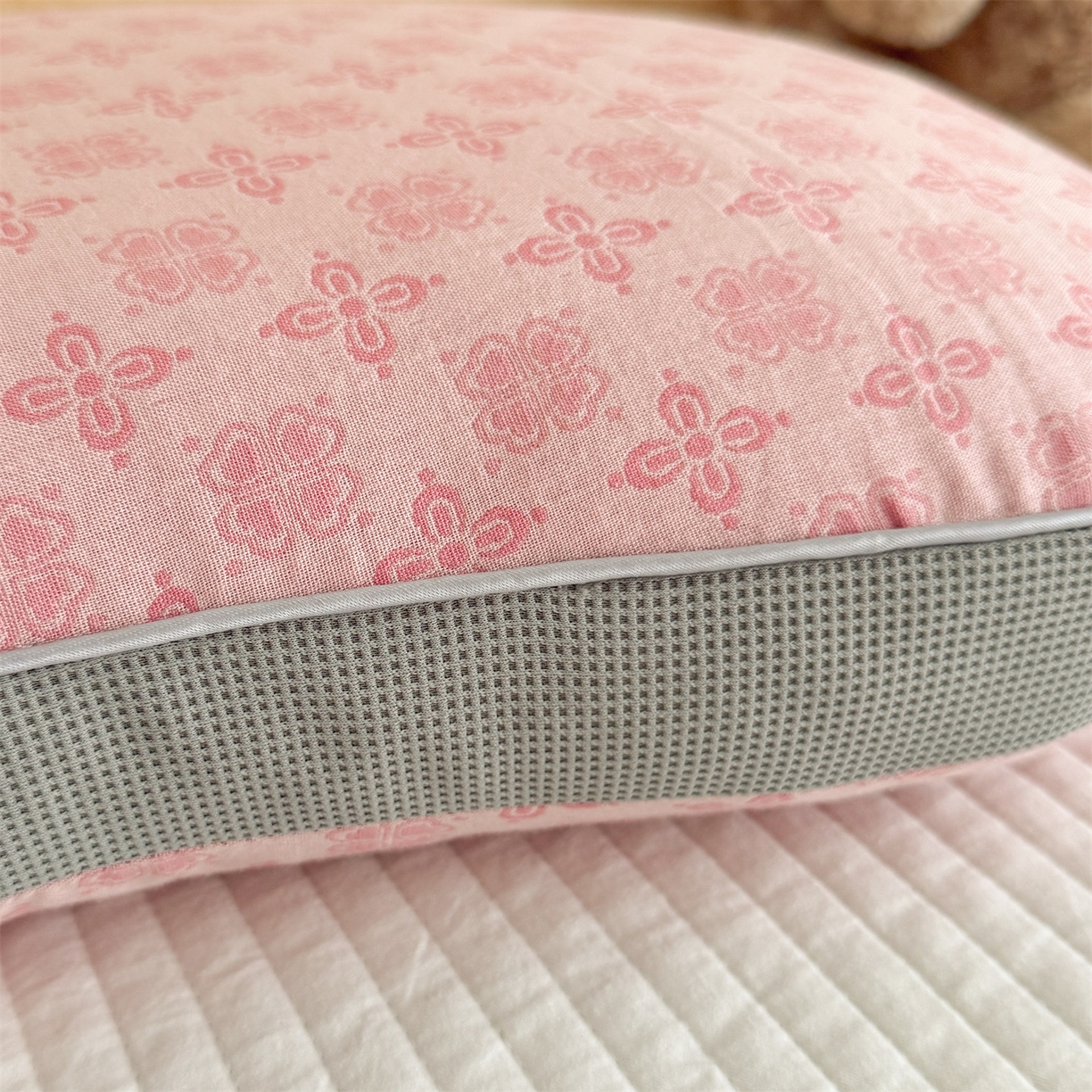 91家纺网 家纺一手货源 找家纺 （总）麦肯锡 2025新款可爱猫耳碎花双层纱荞麦枕枕头枕芯