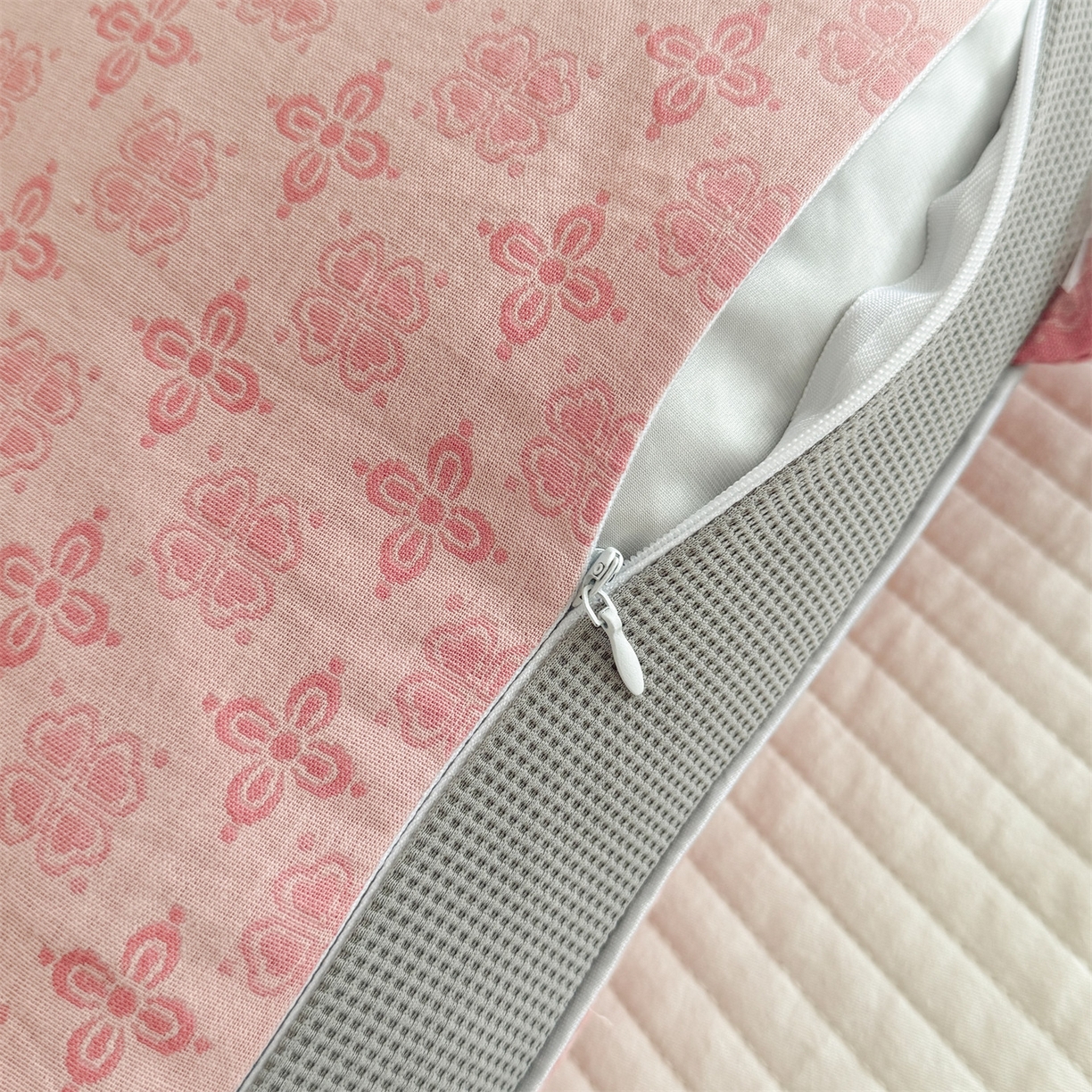 91家纺网 家纺一手货源 找家纺 （总）麦肯锡 2025新款可爱猫耳碎花双层纱荞麦枕枕头枕芯