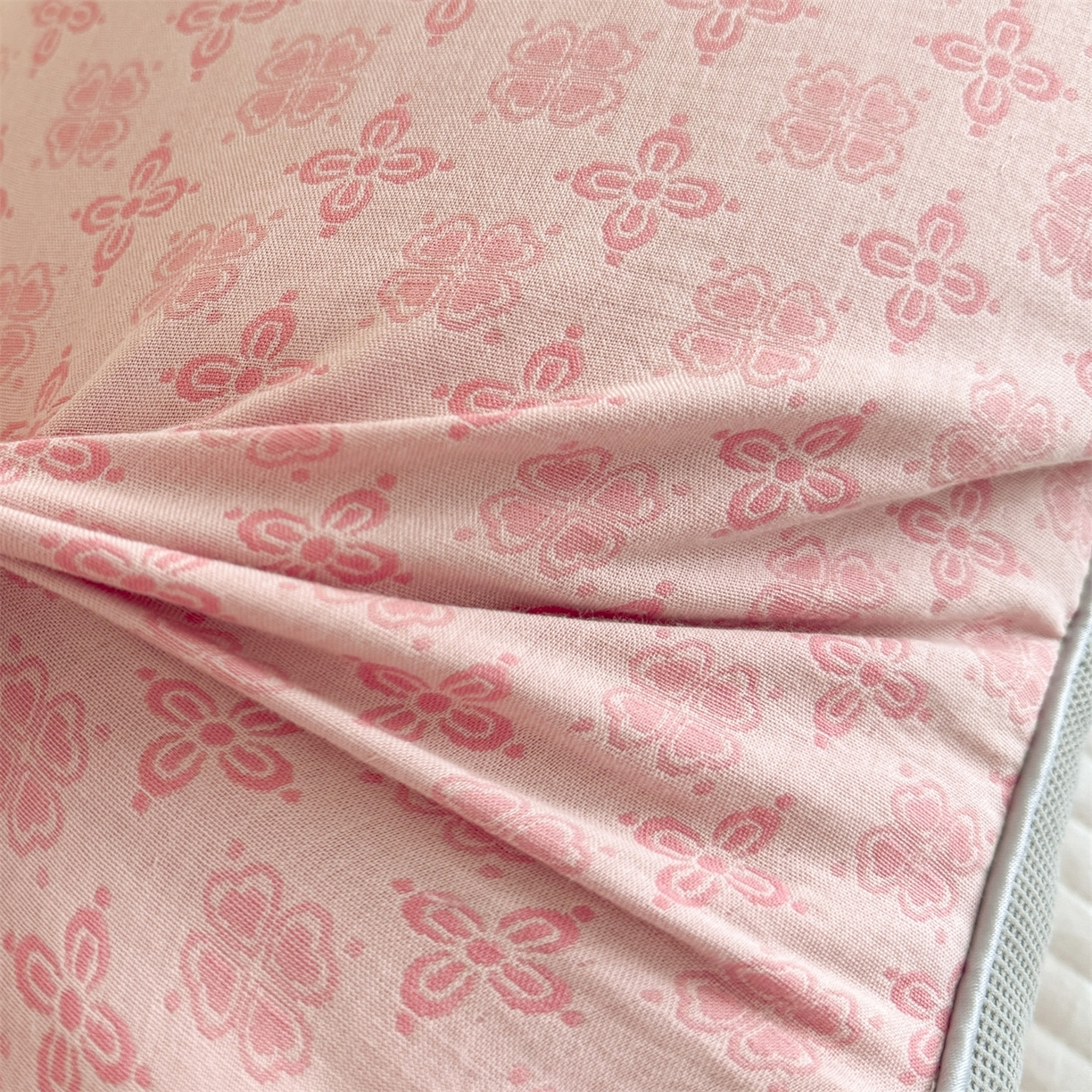 91家纺网 家纺一手货源 找家纺 （总）麦肯锡 2025新款可爱猫耳碎花双层纱荞麦枕枕头枕芯