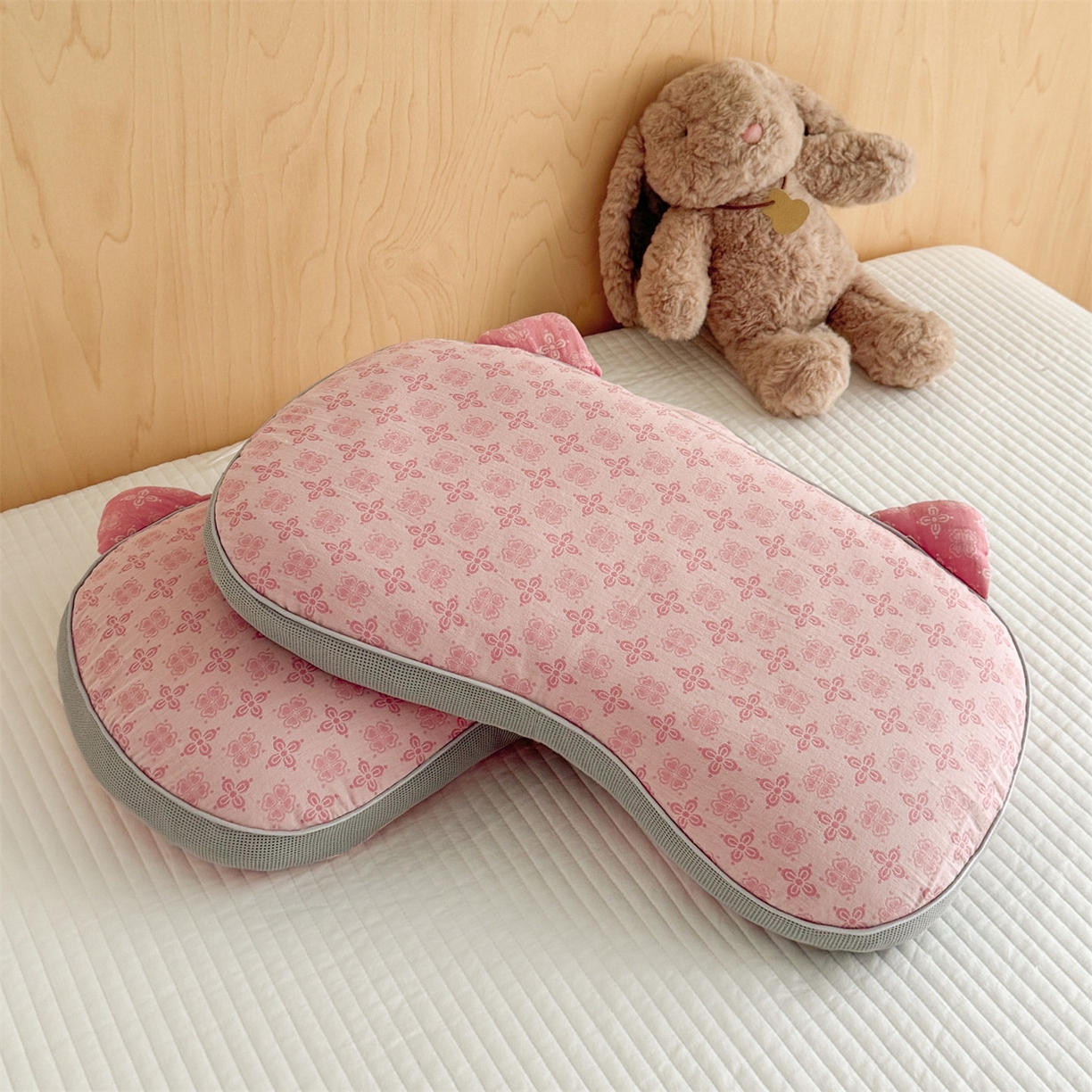 91家纺网 家纺一手货源 找家纺 （总）麦肯锡 2025新款可爱猫耳碎花双层纱荞麦枕枕头枕芯