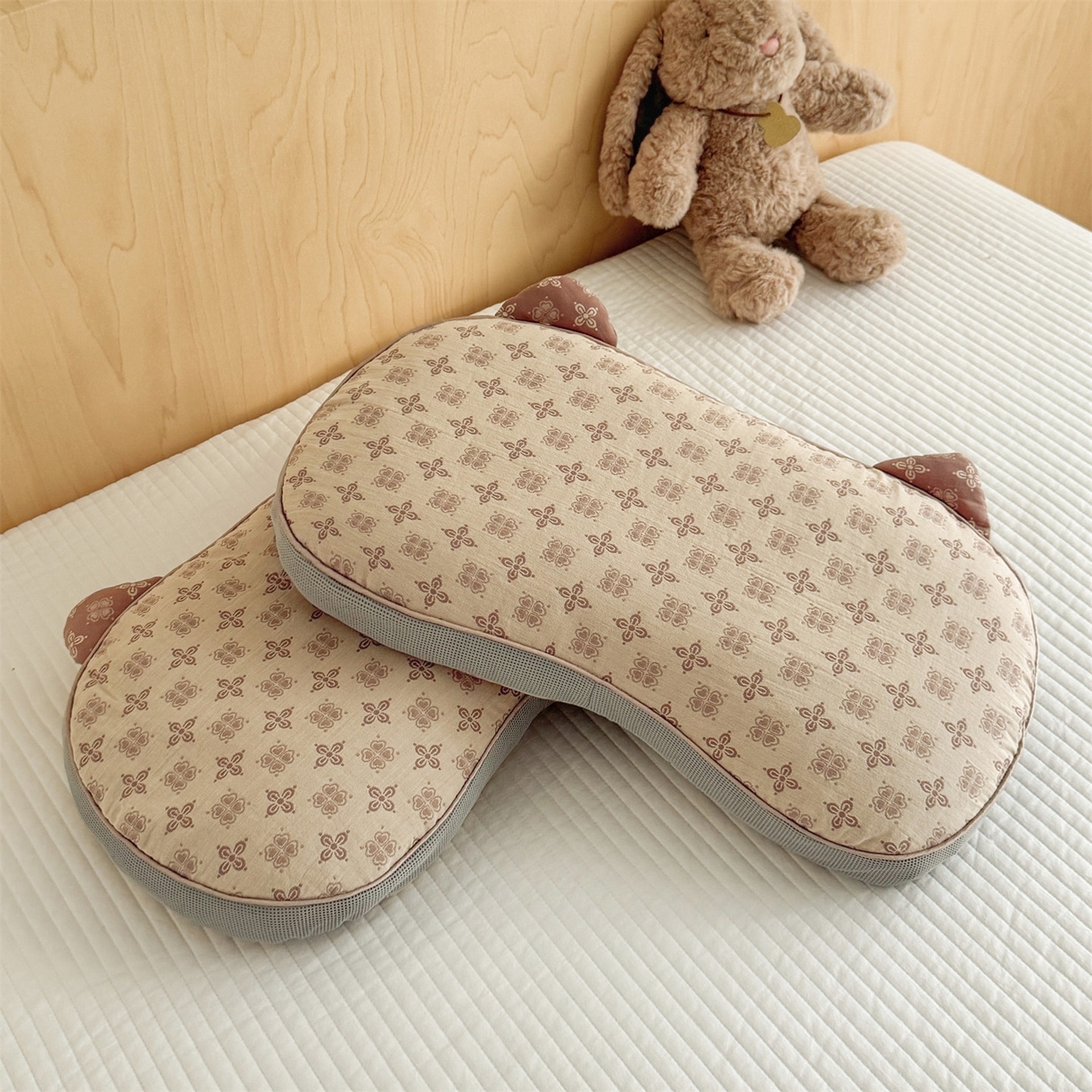 91家纺网 家纺一手货源 找家纺 （总）麦肯锡 2025新款可爱猫耳碎花双层纱荞麦枕枕头枕芯