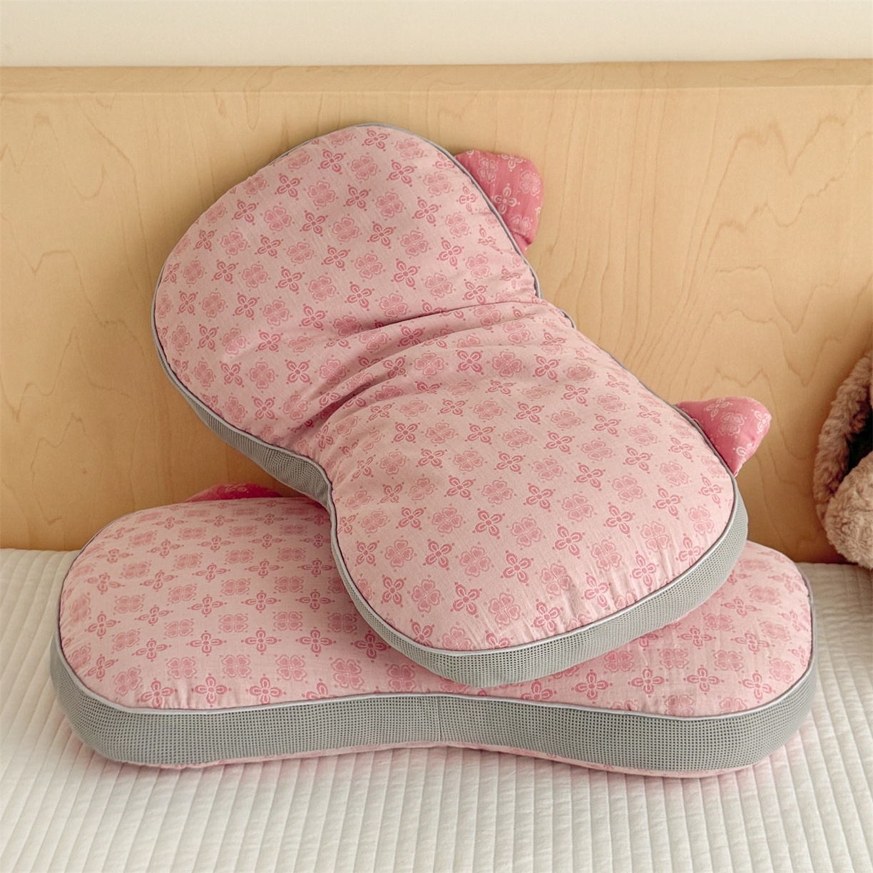 91家纺网 家纺一手货源 找家纺 麦肯锡 2025新款可爱猫耳碎花双层纱荞麦枕枕头枕芯 猫耳朵碎花双层纱荞麦枕-粉色