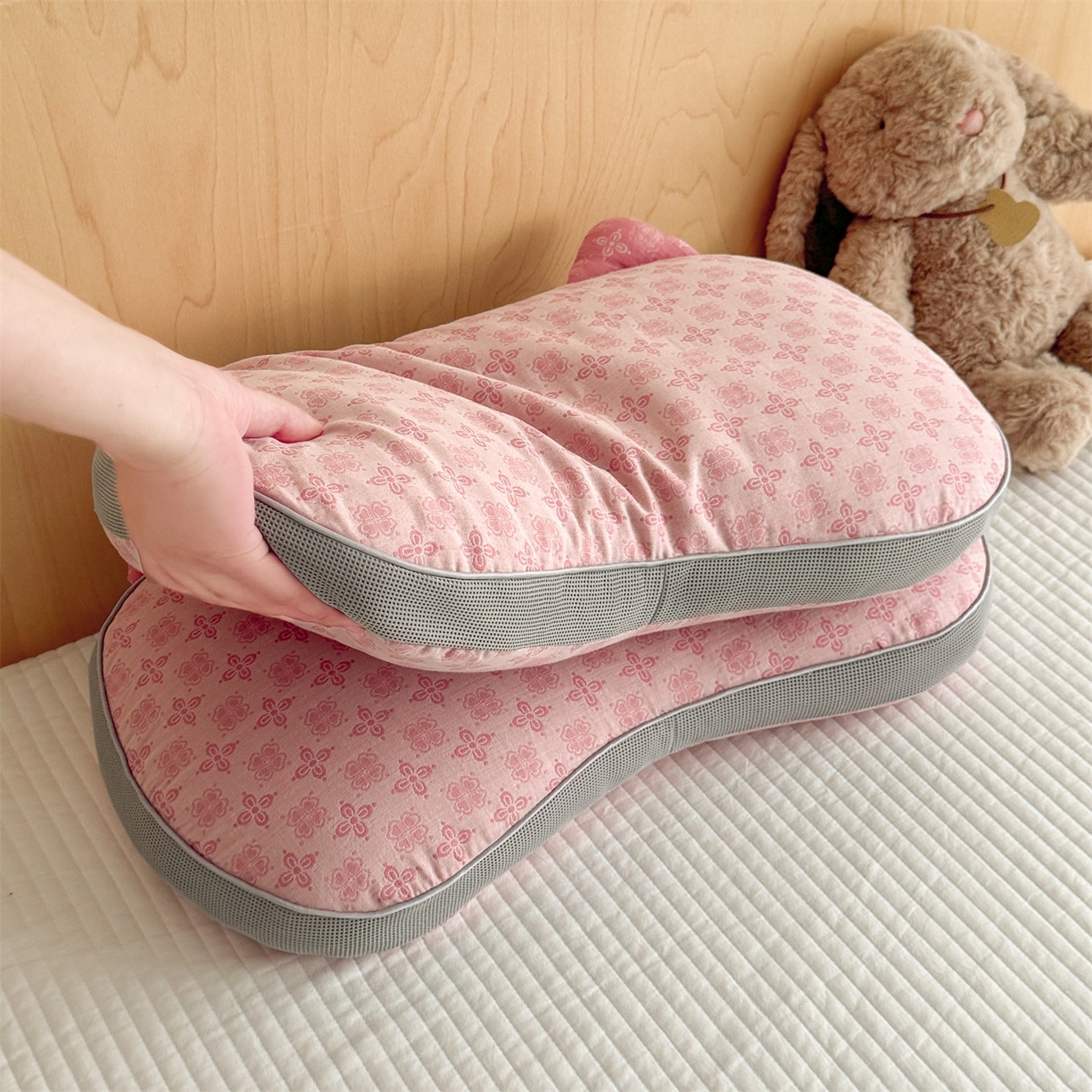 91家纺网 家纺一手货源 找家纺 麦肯锡 2025新款可爱猫耳碎花双层纱荞麦枕枕头枕芯 猫耳朵碎花双层纱荞麦枕-粉色