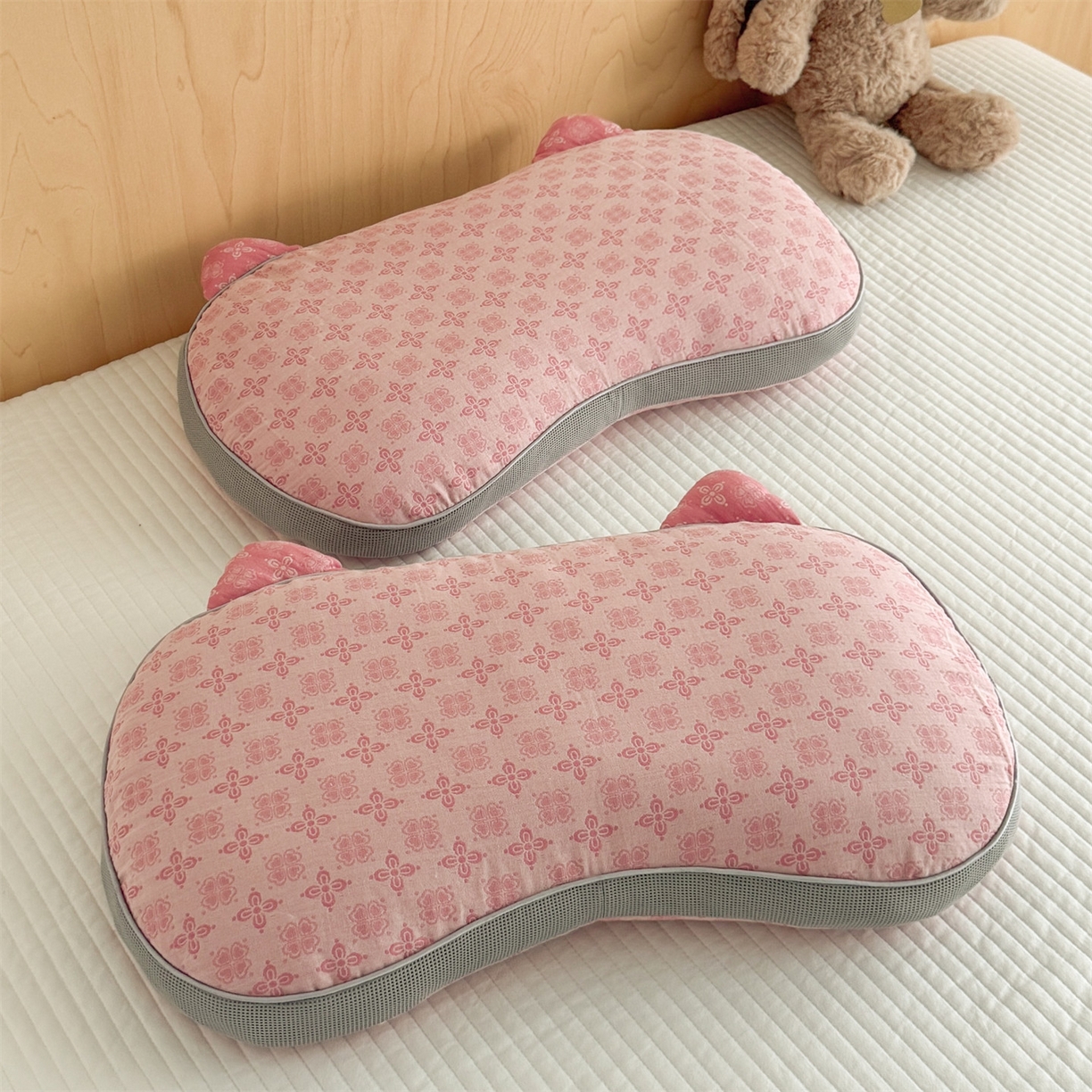 91家纺网 家纺一手货源 找家纺 麦肯锡 2025新款可爱猫耳碎花双层纱荞麦枕枕头枕芯 猫耳朵碎花双层纱荞麦枕-粉色