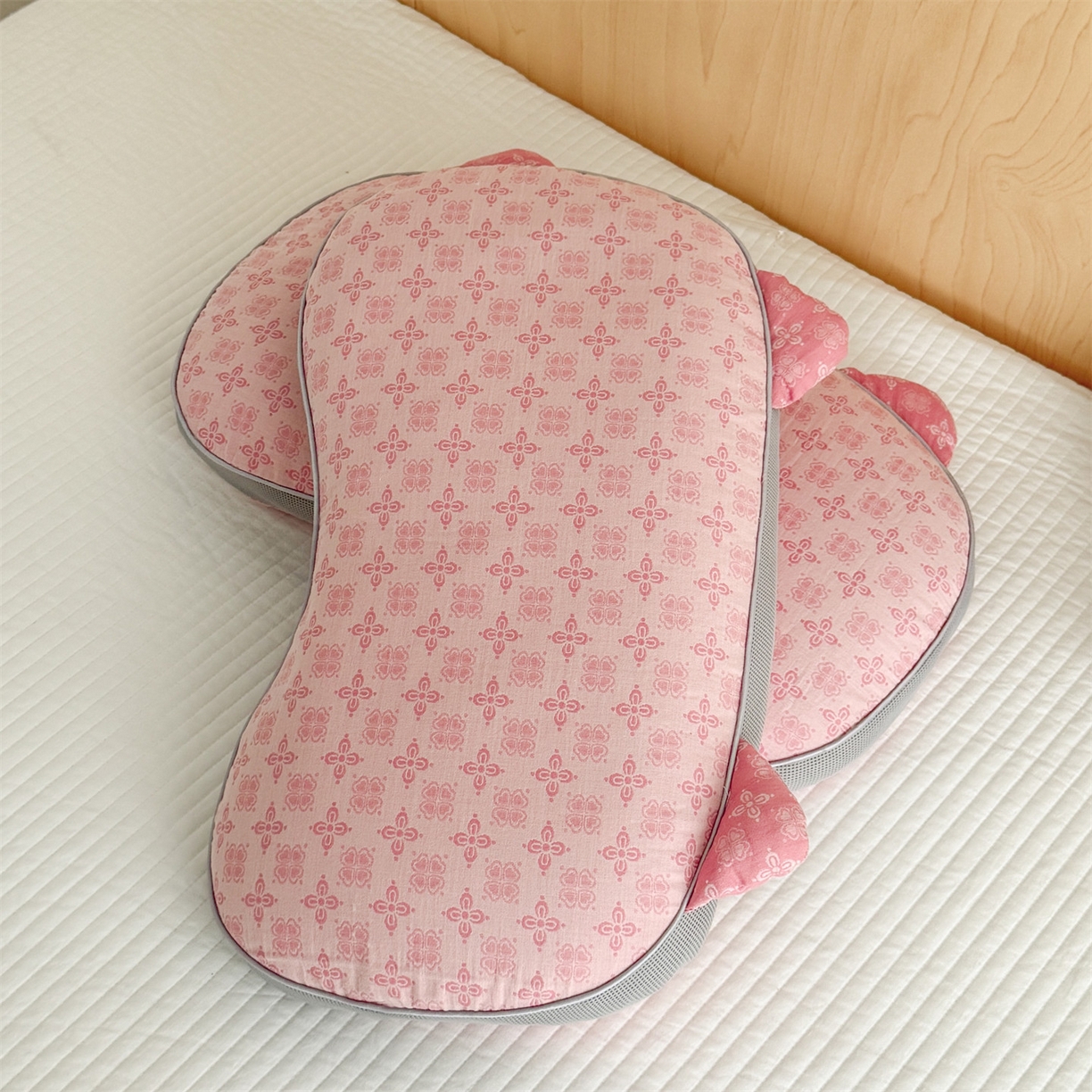 91家纺网 家纺一手货源 找家纺 麦肯锡 2025新款可爱猫耳碎花双层纱荞麦枕枕头枕芯 猫耳朵碎花双层纱荞麦枕-粉色