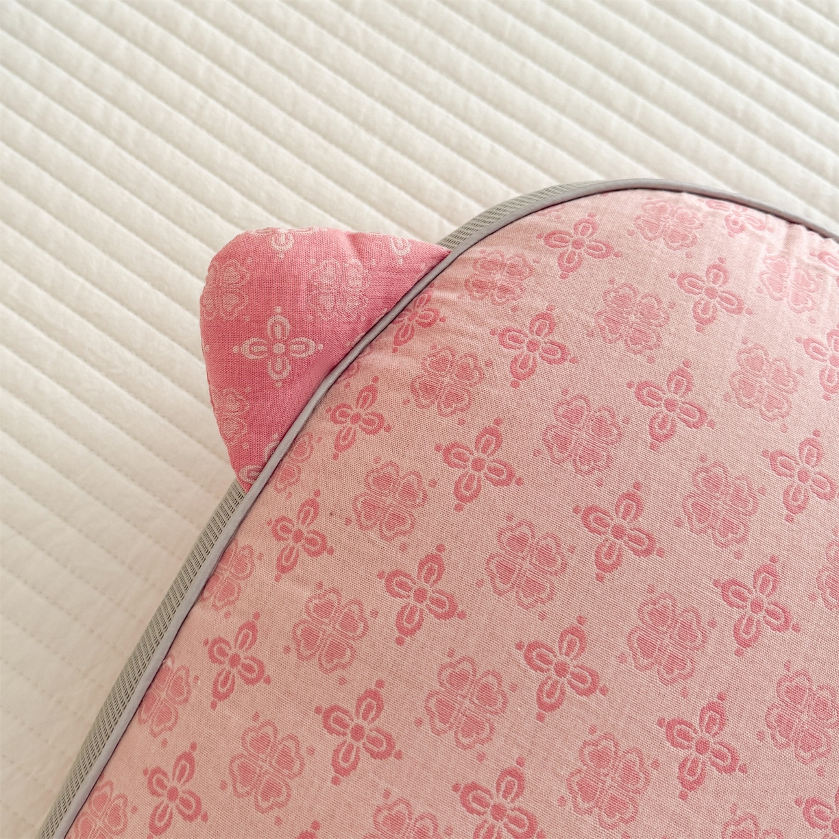 91家纺网 家纺一手货源 找家纺 麦肯锡 2025新款可爱猫耳碎花双层纱荞麦枕枕头枕芯 猫耳朵碎花双层纱荞麦枕-粉色