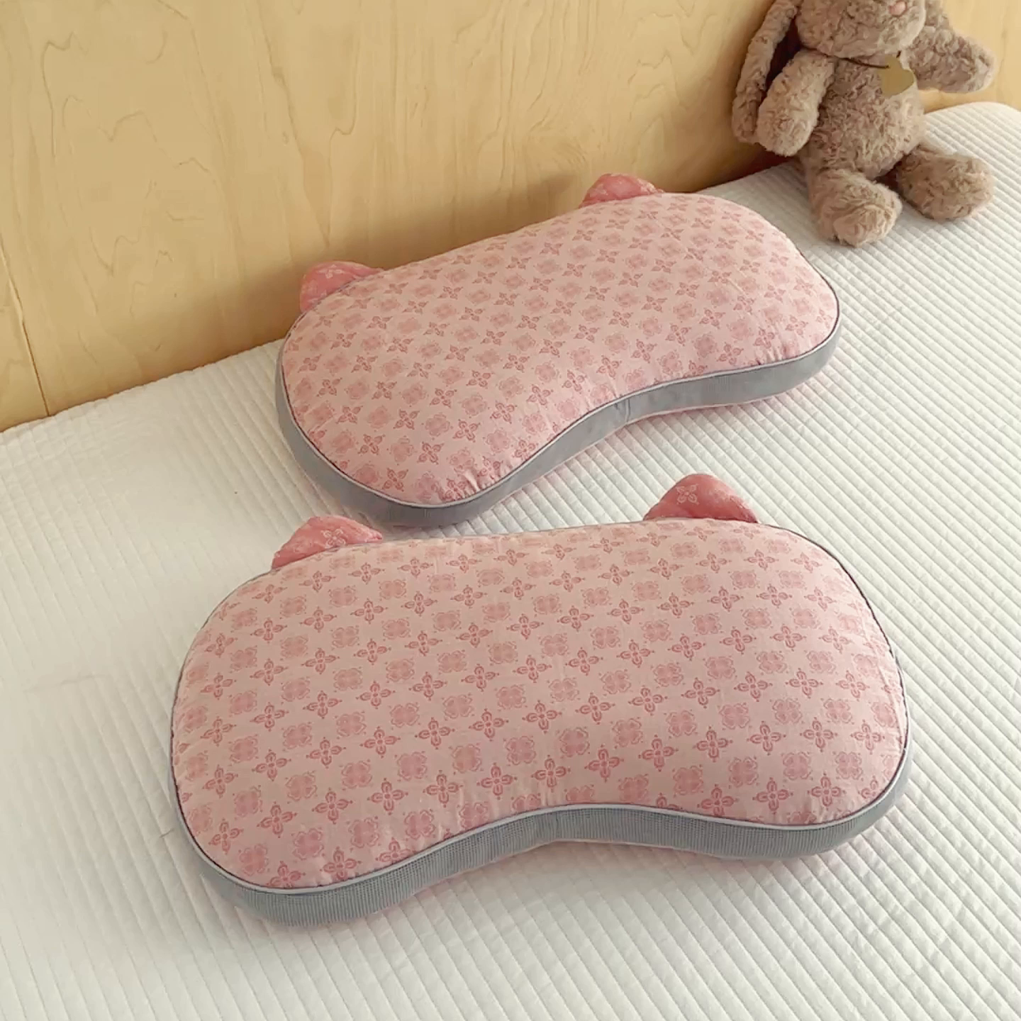 91家纺网 家纺一手货源 找家纺 麦肯锡 2025新款可爱猫耳碎花双层纱荞麦枕枕头枕芯 猫耳朵碎花双层纱荞麦枕-粉色