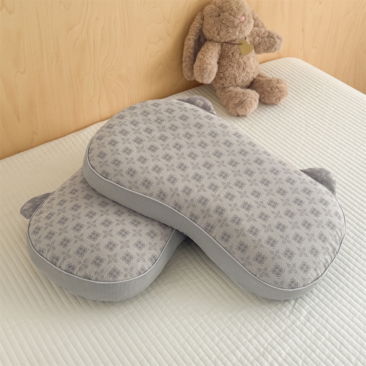 91家纺网 家纺一手货源 找家纺 麦肯锡 2025新款可爱猫耳碎花双层纱荞麦枕枕头枕芯 猫耳朵碎花双层纱荞麦枕-灰色