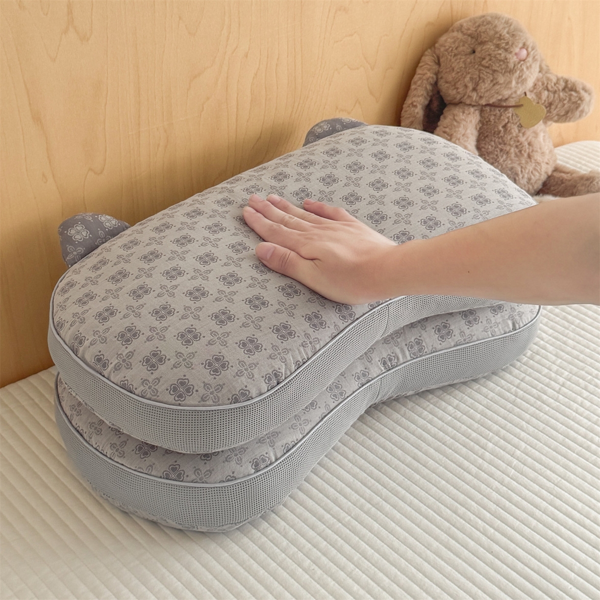 91家纺网 家纺一手货源 找家纺 麦肯锡 2025新款可爱猫耳碎花双层纱荞麦枕枕头枕芯 猫耳朵碎花双层纱荞麦枕-灰色