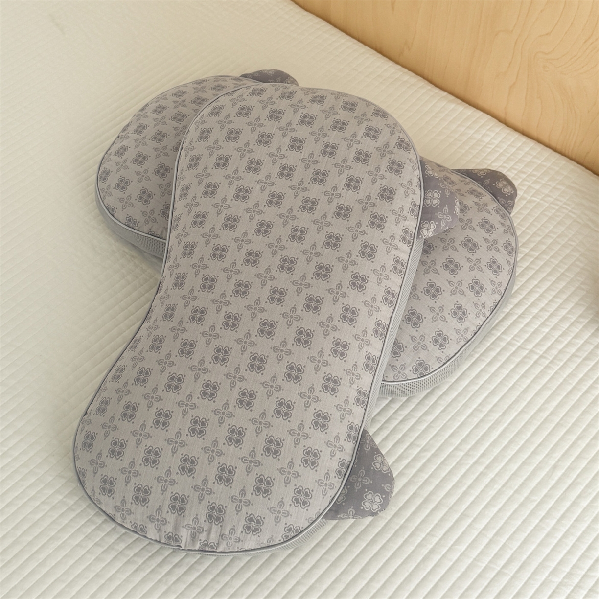 91家纺网 家纺一手货源 找家纺 麦肯锡 2025新款可爱猫耳碎花双层纱荞麦枕枕头枕芯 猫耳朵碎花双层纱荞麦枕-灰色