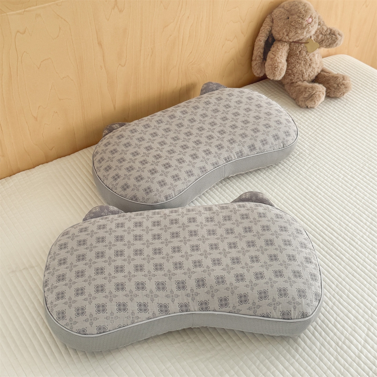 91家纺网 家纺一手货源 找家纺 麦肯锡 2025新款可爱猫耳碎花双层纱荞麦枕枕头枕芯 猫耳朵碎花双层纱荞麦枕-灰色