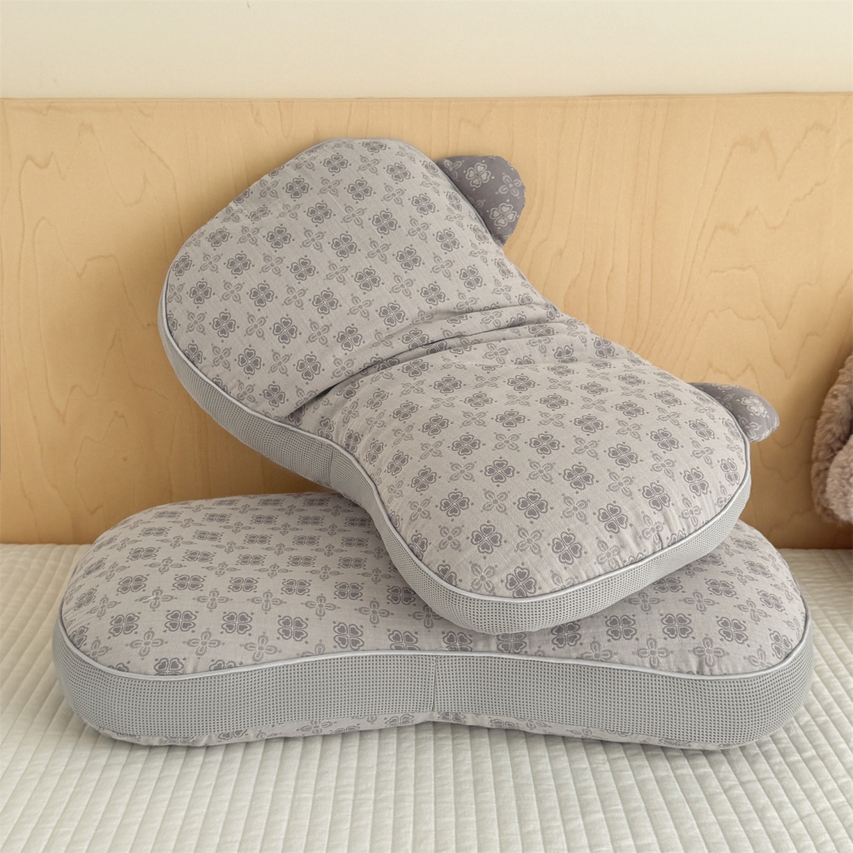 91家纺网 家纺一手货源 找家纺 麦肯锡 2025新款可爱猫耳碎花双层纱荞麦枕枕头枕芯 猫耳朵碎花双层纱荞麦枕-灰色