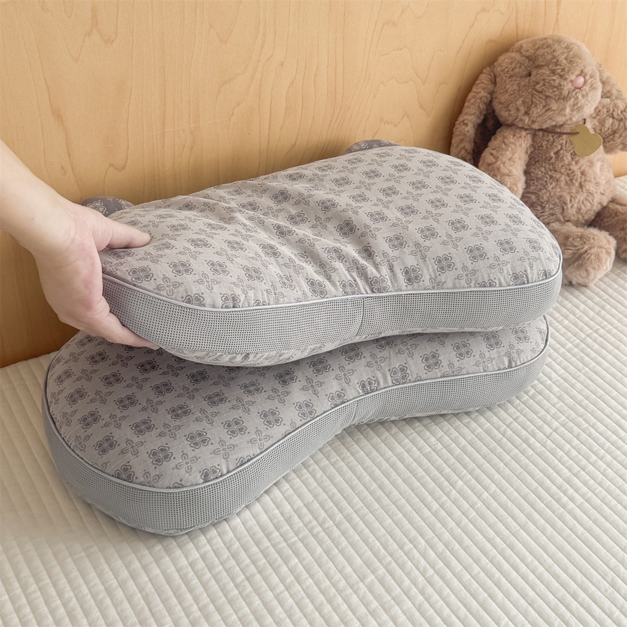 91家纺网 家纺一手货源 找家纺 麦肯锡 2025新款可爱猫耳碎花双层纱荞麦枕枕头枕芯 猫耳朵碎花双层纱荞麦枕-灰色