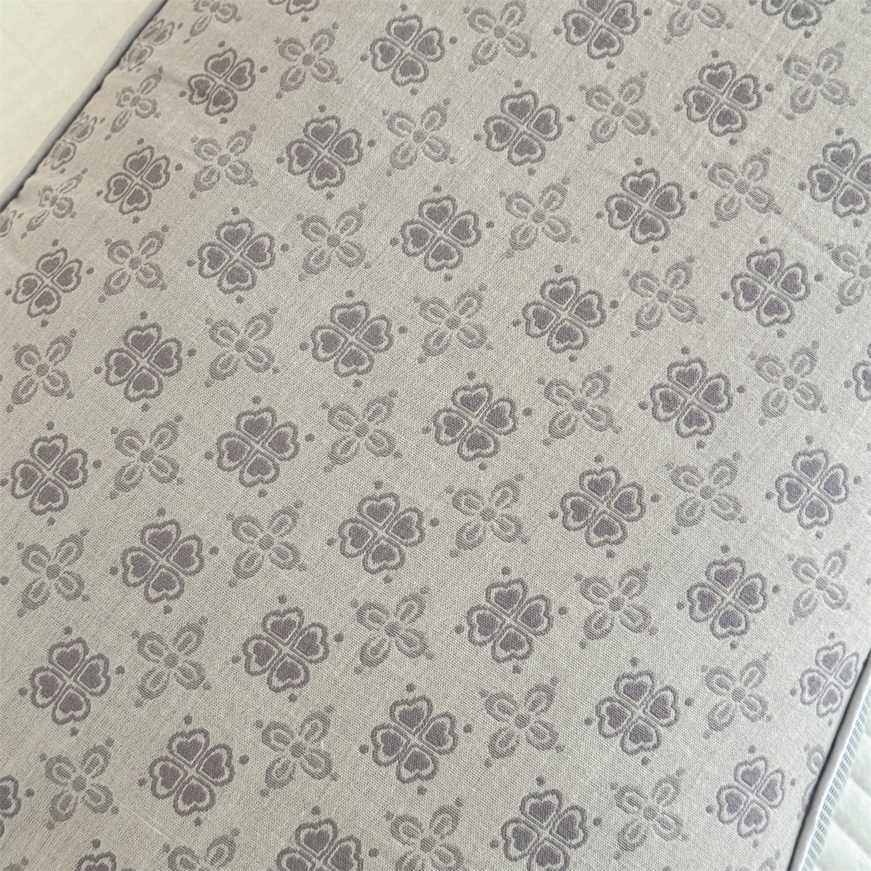 91家纺网 家纺一手货源 找家纺 麦肯锡 2025新款可爱猫耳碎花双层纱荞麦枕枕头枕芯 猫耳朵碎花双层纱荞麦枕-灰色