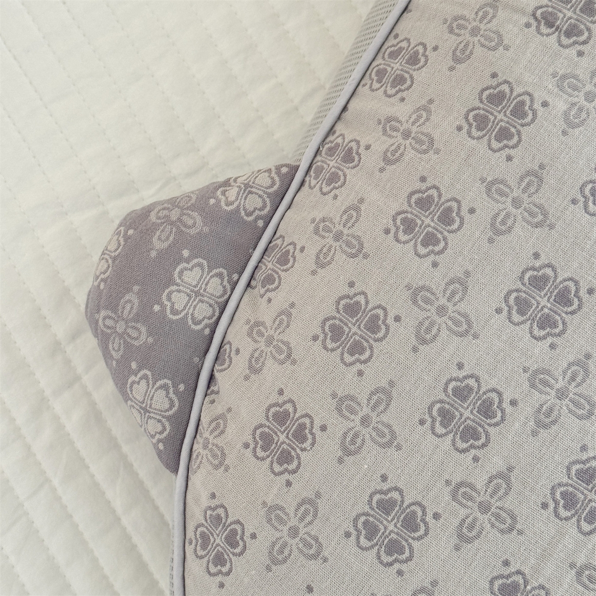 91家纺网 家纺一手货源 找家纺 麦肯锡 2025新款可爱猫耳碎花双层纱荞麦枕枕头枕芯 猫耳朵碎花双层纱荞麦枕-灰色