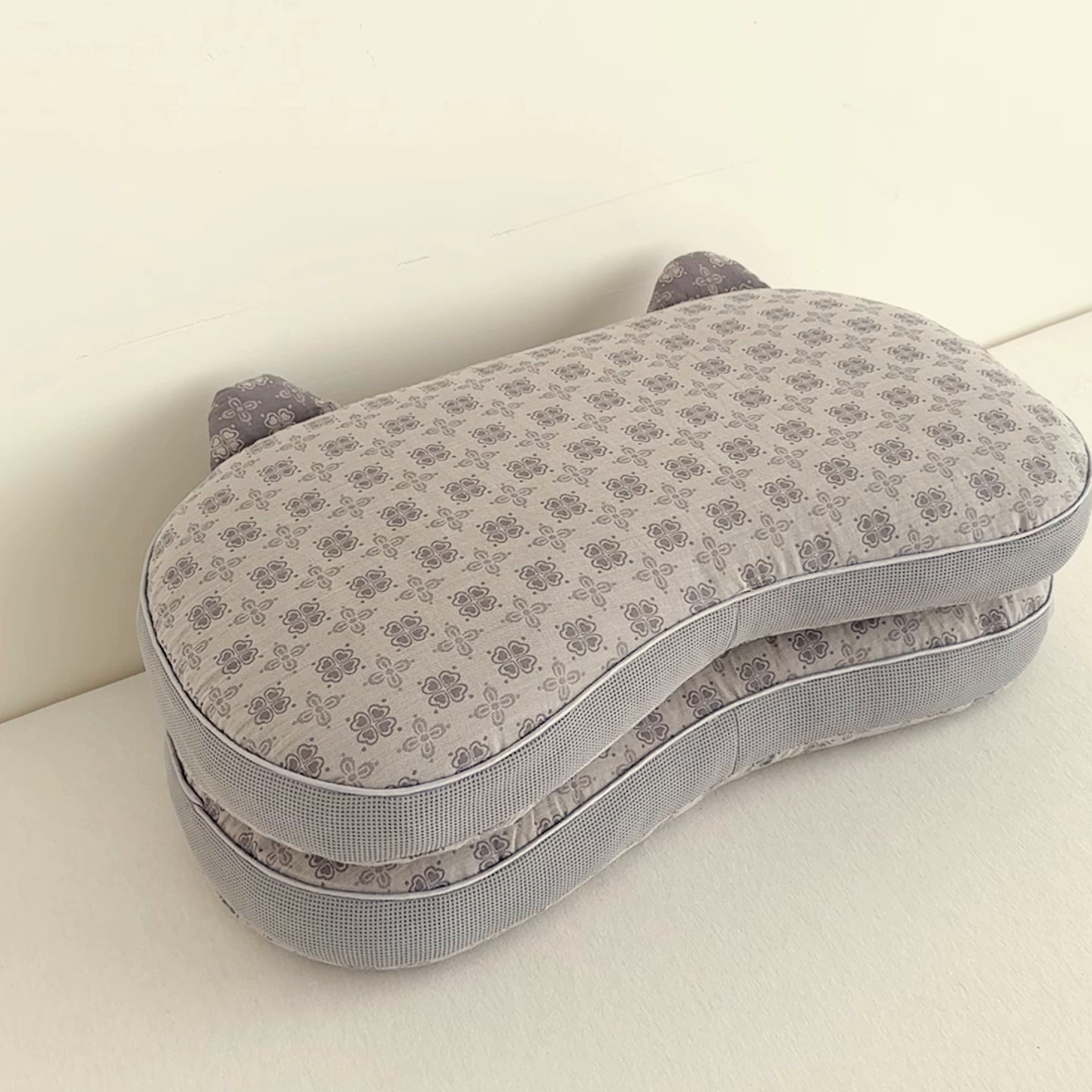 91家纺网 家纺一手货源 找家纺 麦肯锡 2025新款可爱猫耳碎花双层纱荞麦枕枕头枕芯 猫耳朵碎花双层纱荞麦枕-灰色