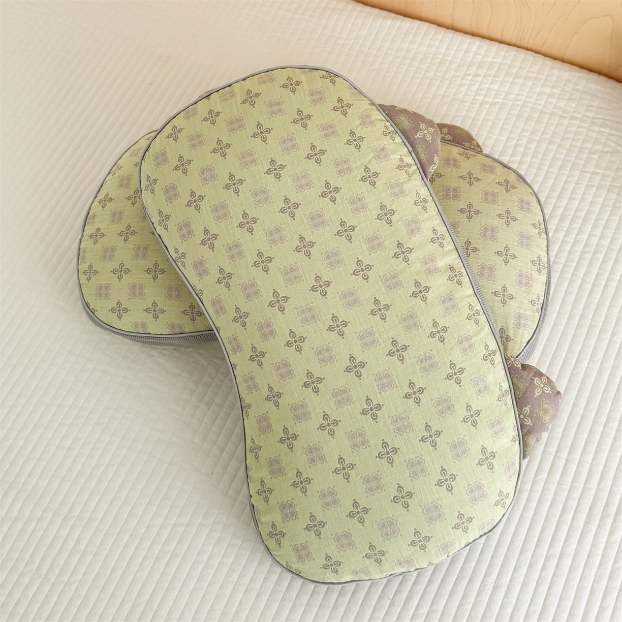 91家纺网 家纺一手货源 找家纺 麦肯锡 2025新款可爱猫耳碎花双层纱荞麦枕枕头枕芯 猫耳朵碎花双层纱荞麦枕-绿色