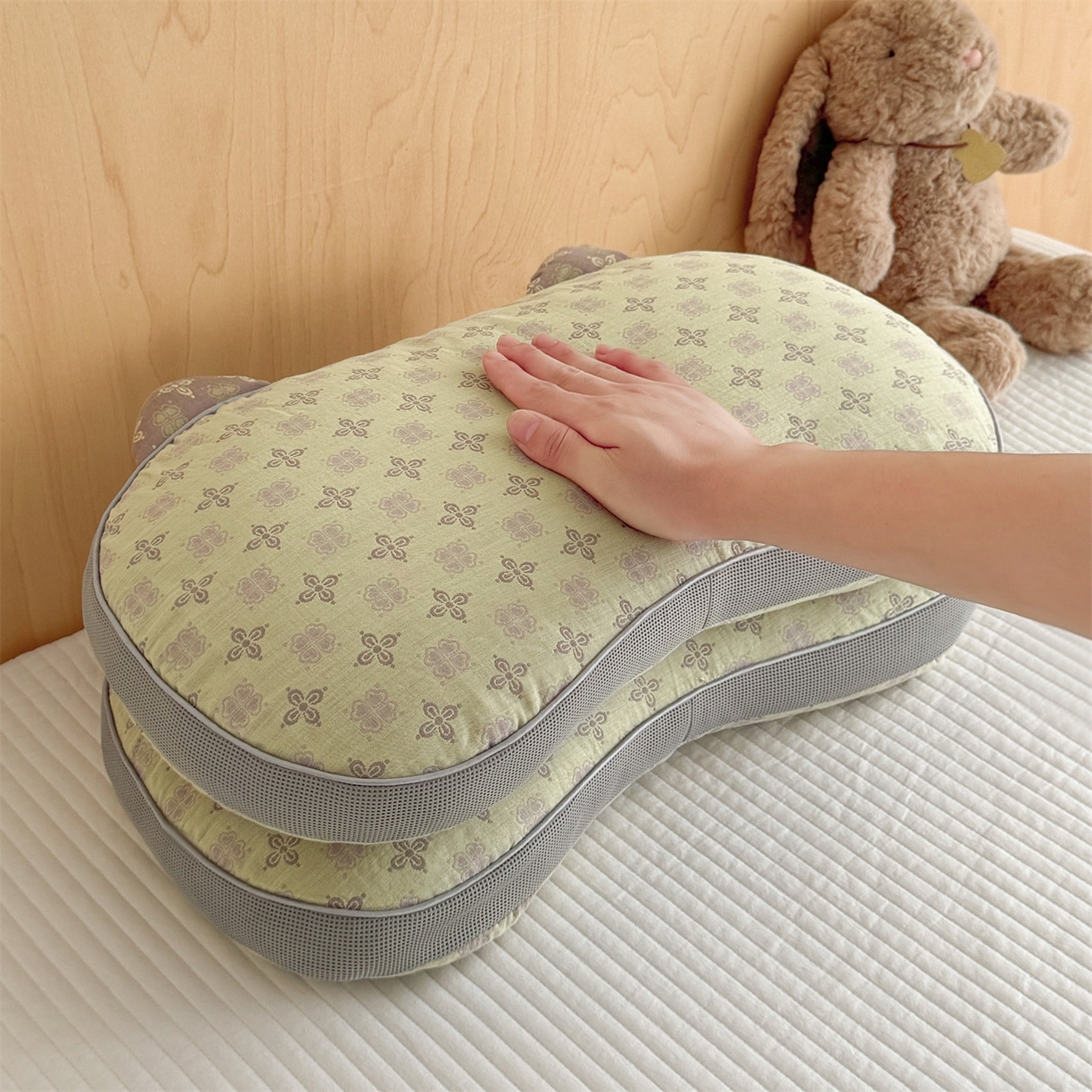 91家纺网 家纺一手货源 找家纺 麦肯锡 2025新款可爱猫耳碎花双层纱荞麦枕枕头枕芯 猫耳朵碎花双层纱荞麦枕-绿色