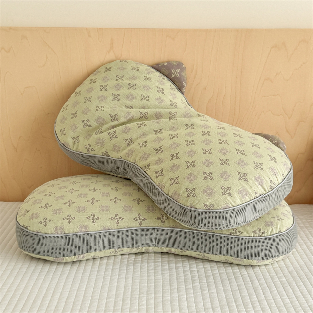 91家纺网 家纺一手货源 找家纺 麦肯锡 2025新款可爱猫耳碎花双层纱荞麦枕枕头枕芯 猫耳朵碎花双层纱荞麦枕-绿色