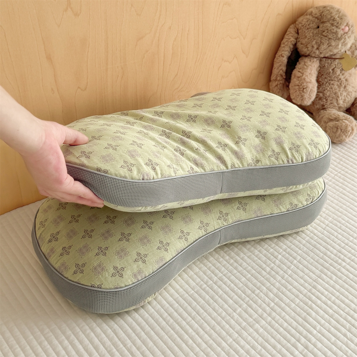 91家纺网 家纺一手货源 找家纺 麦肯锡 2025新款可爱猫耳碎花双层纱荞麦枕枕头枕芯 猫耳朵碎花双层纱荞麦枕-绿色