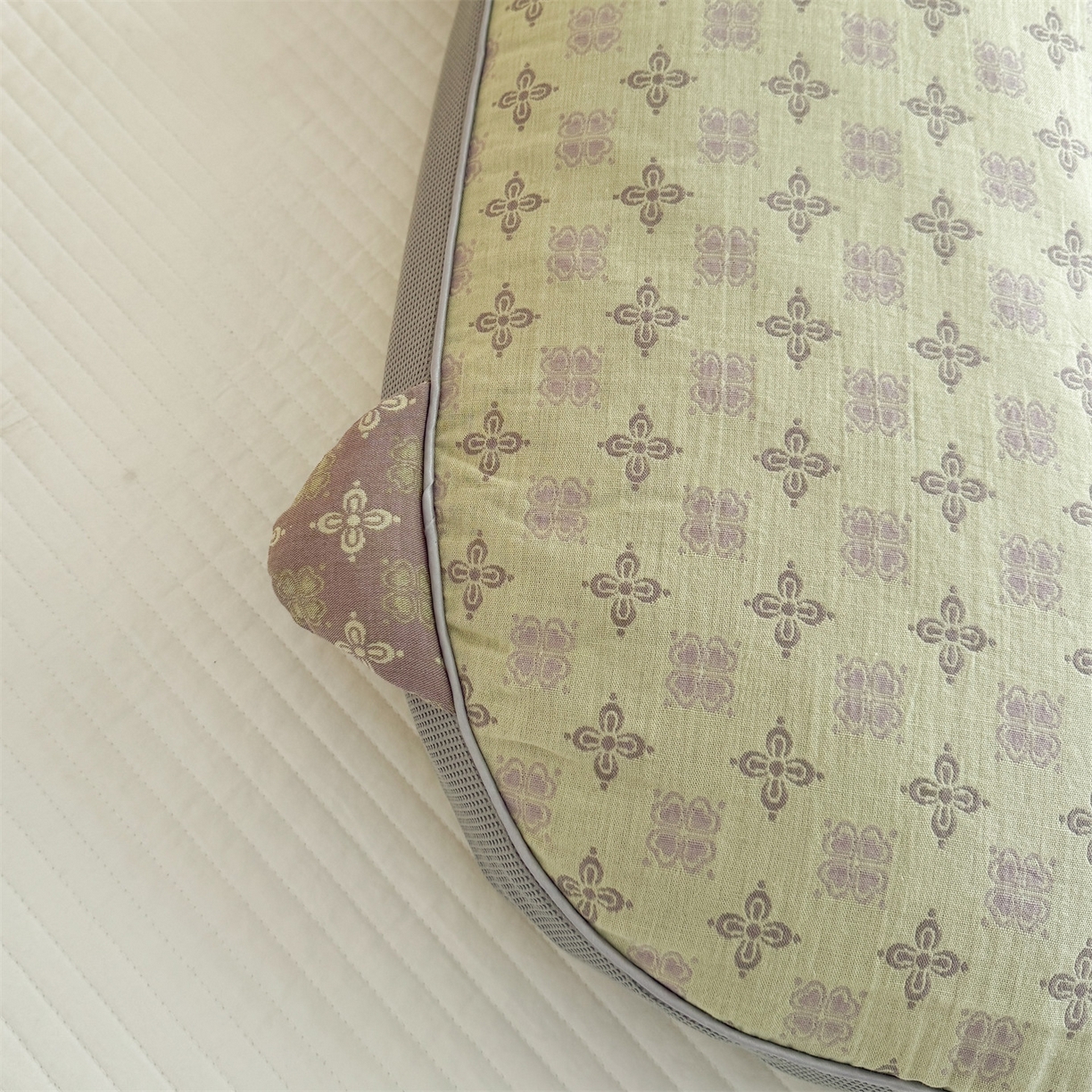 91家纺网 家纺一手货源 找家纺 麦肯锡 2025新款可爱猫耳碎花双层纱荞麦枕枕头枕芯 猫耳朵碎花双层纱荞麦枕-绿色