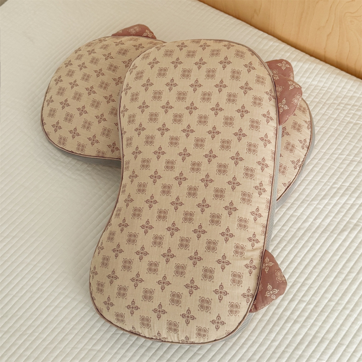 91家纺网 家纺一手货源 找家纺 麦肯锡 2025新款可爱猫耳碎花双层纱荞麦枕枕头枕芯 猫耳朵碎花双层纱荞麦枕-棕色