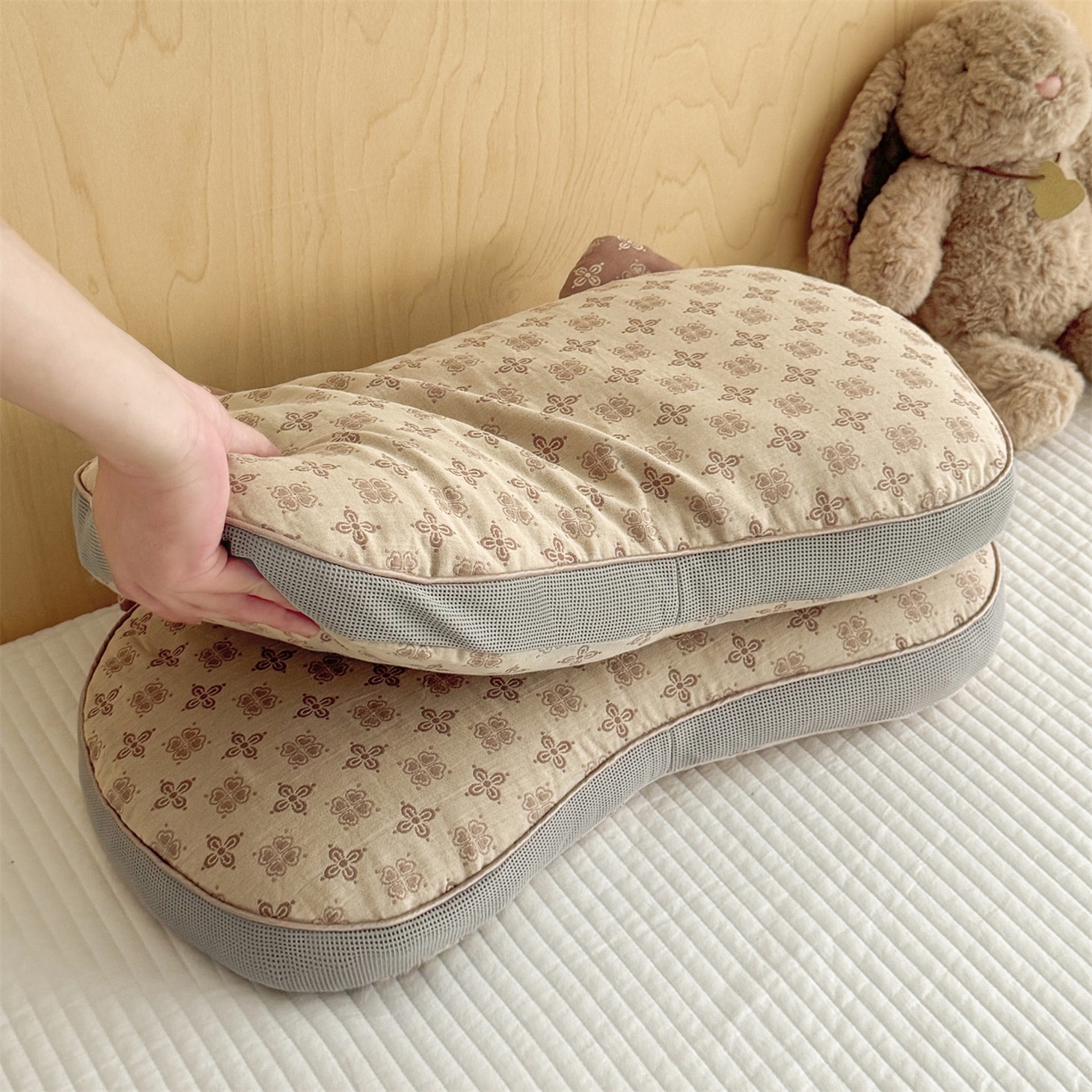 91家纺网 家纺一手货源 找家纺 麦肯锡 2025新款可爱猫耳碎花双层纱荞麦枕枕头枕芯 猫耳朵碎花双层纱荞麦枕-棕色