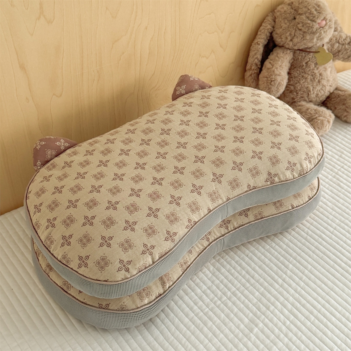 91家纺网 家纺一手货源 找家纺 麦肯锡 2025新款可爱猫耳碎花双层纱荞麦枕枕头枕芯 猫耳朵碎花双层纱荞麦枕-棕色