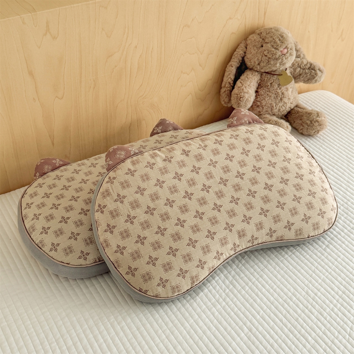 91家纺网 家纺一手货源 找家纺 麦肯锡 2025新款可爱猫耳碎花双层纱荞麦枕枕头枕芯 猫耳朵碎花双层纱荞麦枕-棕色