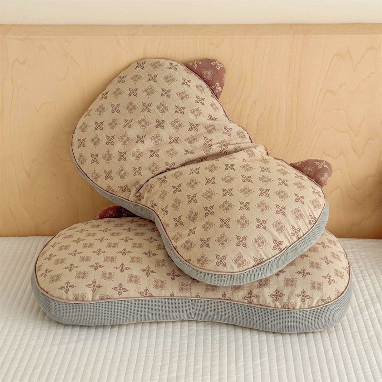 91家纺网 家纺一手货源 找家纺 麦肯锡 2025新款可爱猫耳碎花双层纱荞麦枕枕头枕芯 猫耳朵碎花双层纱荞麦枕-棕色